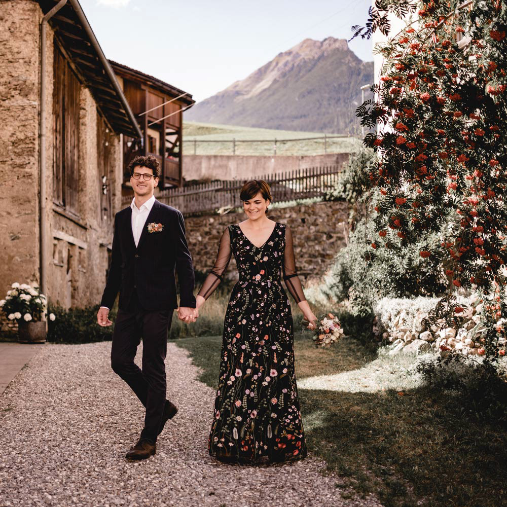 In schwarz heiraten mit bunten Blumen und Blättermotiven bestickt