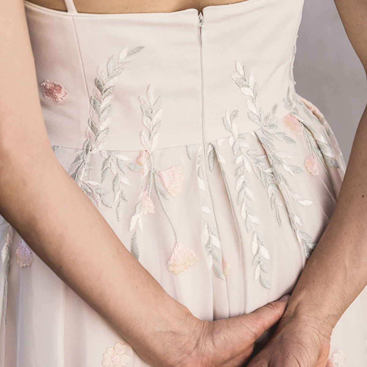 Brautkleid kunstvoll bestickt mit romantischen Stickereien