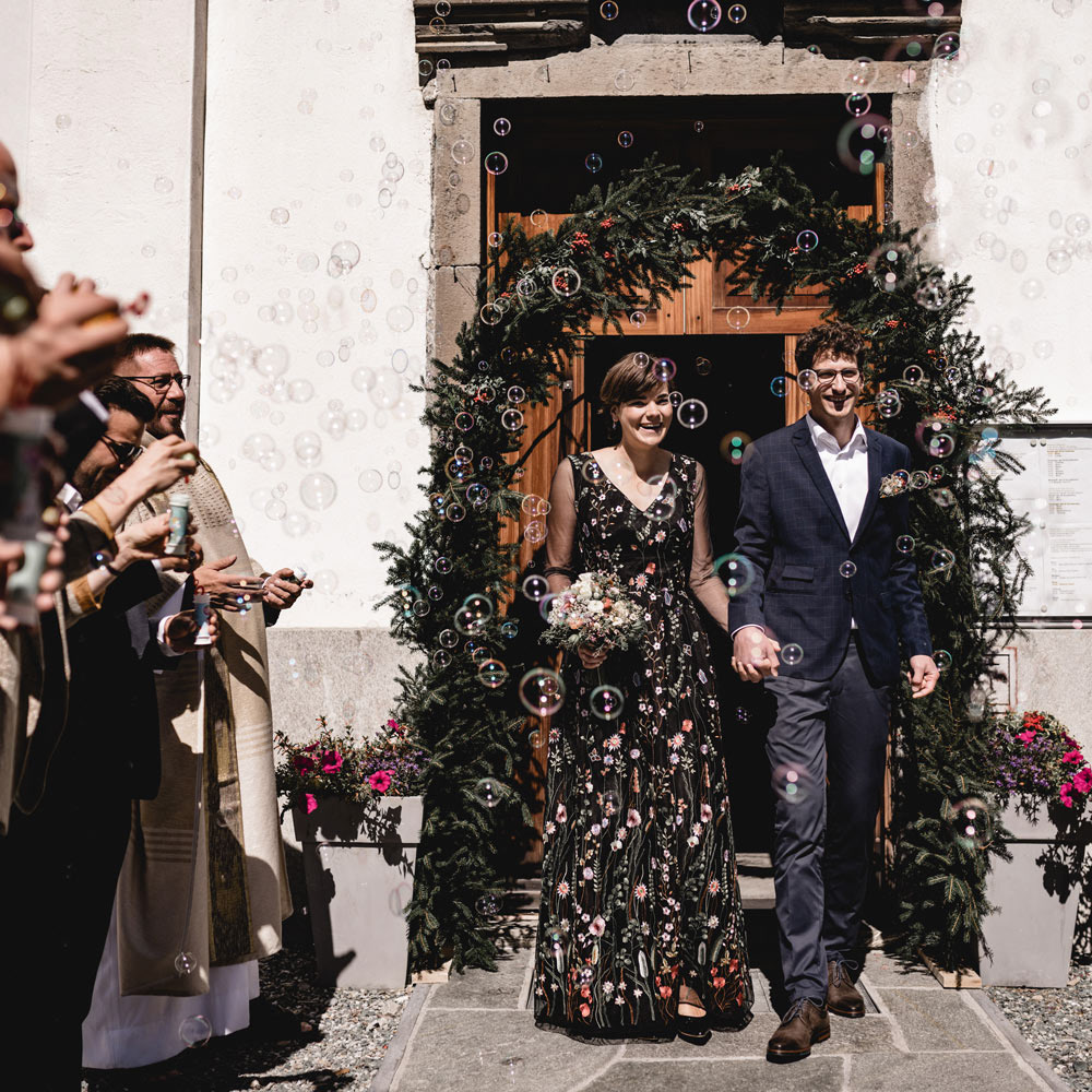 Hochzeitskleid in schwarz mit bunten Blumen