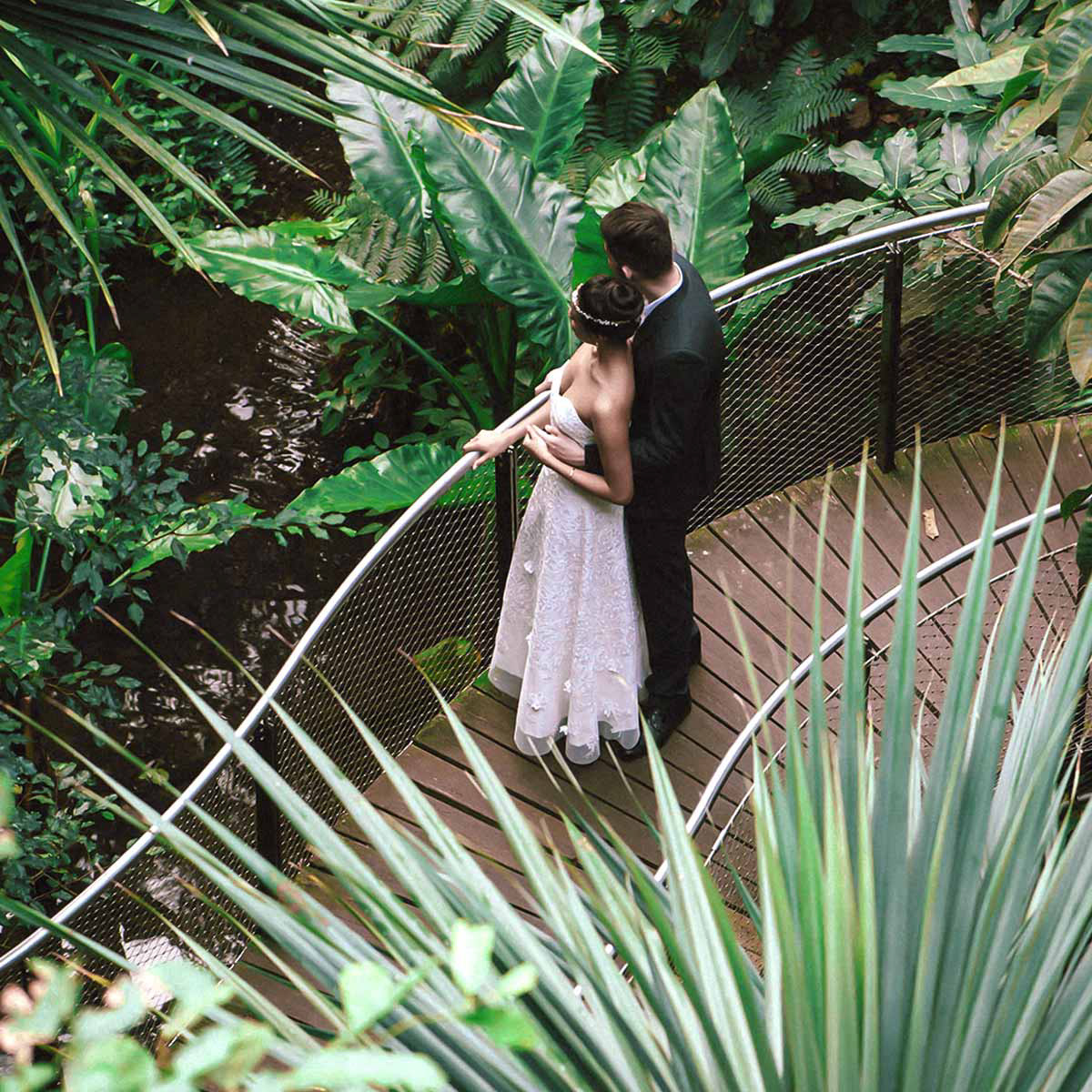 Hochzeitskleid aus Spitze in eleganter Tellerjupeform
