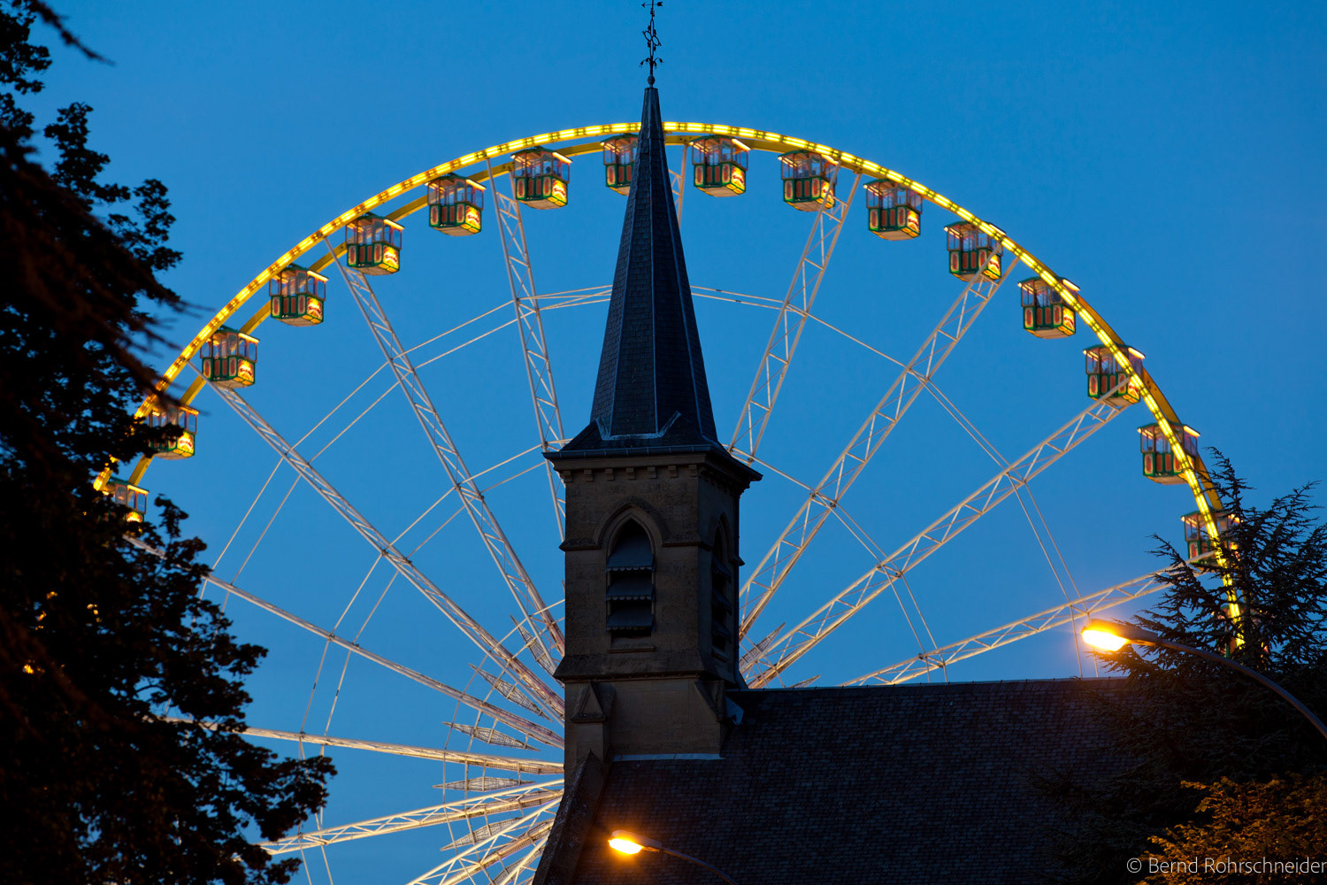 Kirche und Riesenrad bei Nacht, Luxemburg