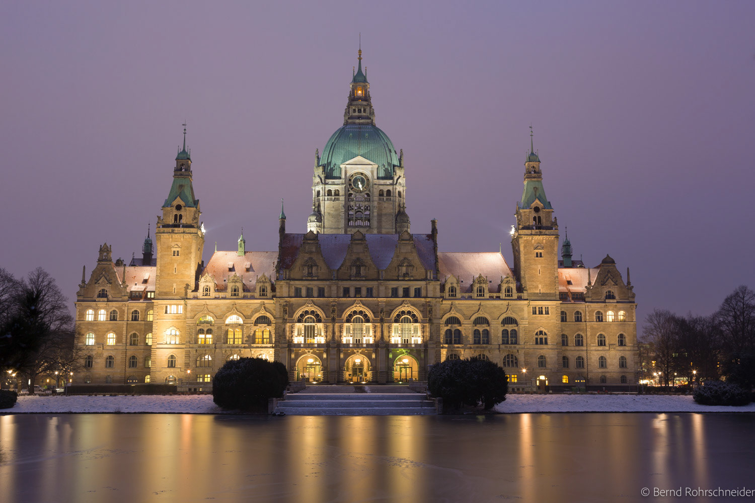 Neues Rathaus und gefrorener Maschteich in Winter bei Nacht, Hannover