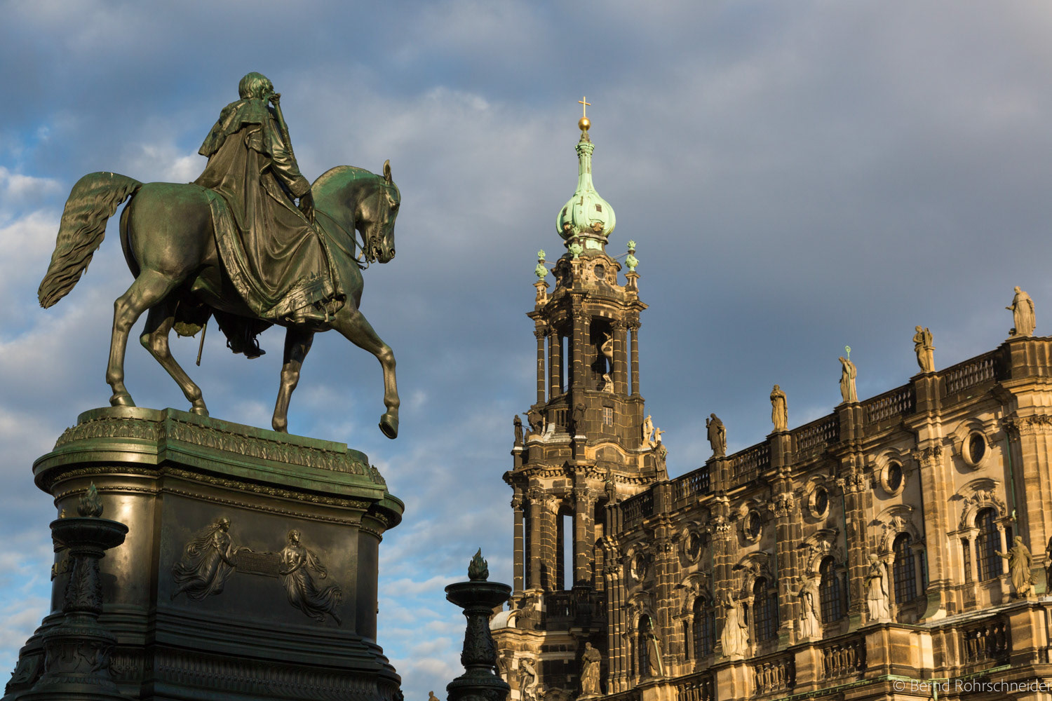 Reiterstandbild von König Johann von Sachsen und Katholische Hofkirche, Dresden