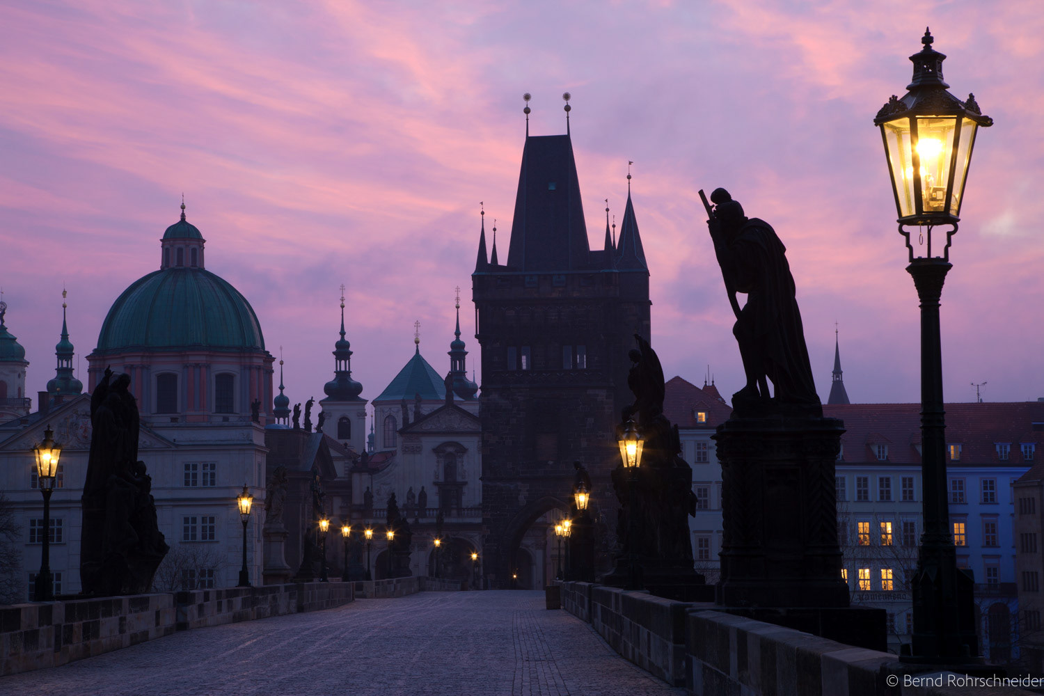 Karlsbrücke bei Morgendämmerung, Prag, Tschechien