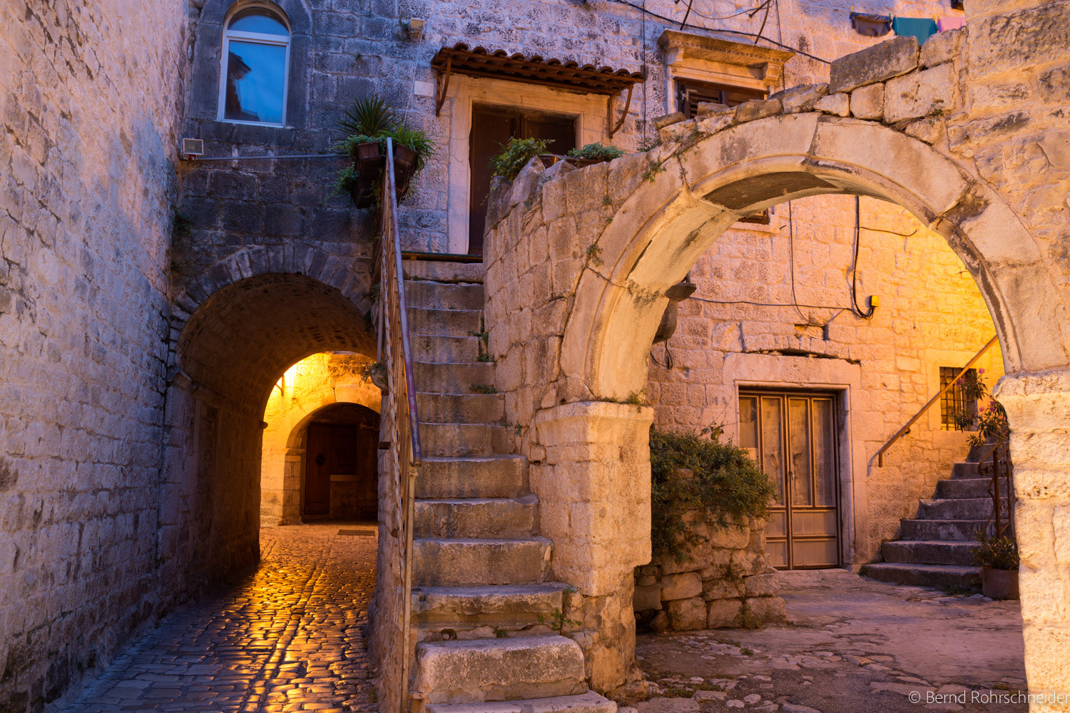 Torbogen und Haus in Altstadt bei Nacht, Trogir, Kroatien