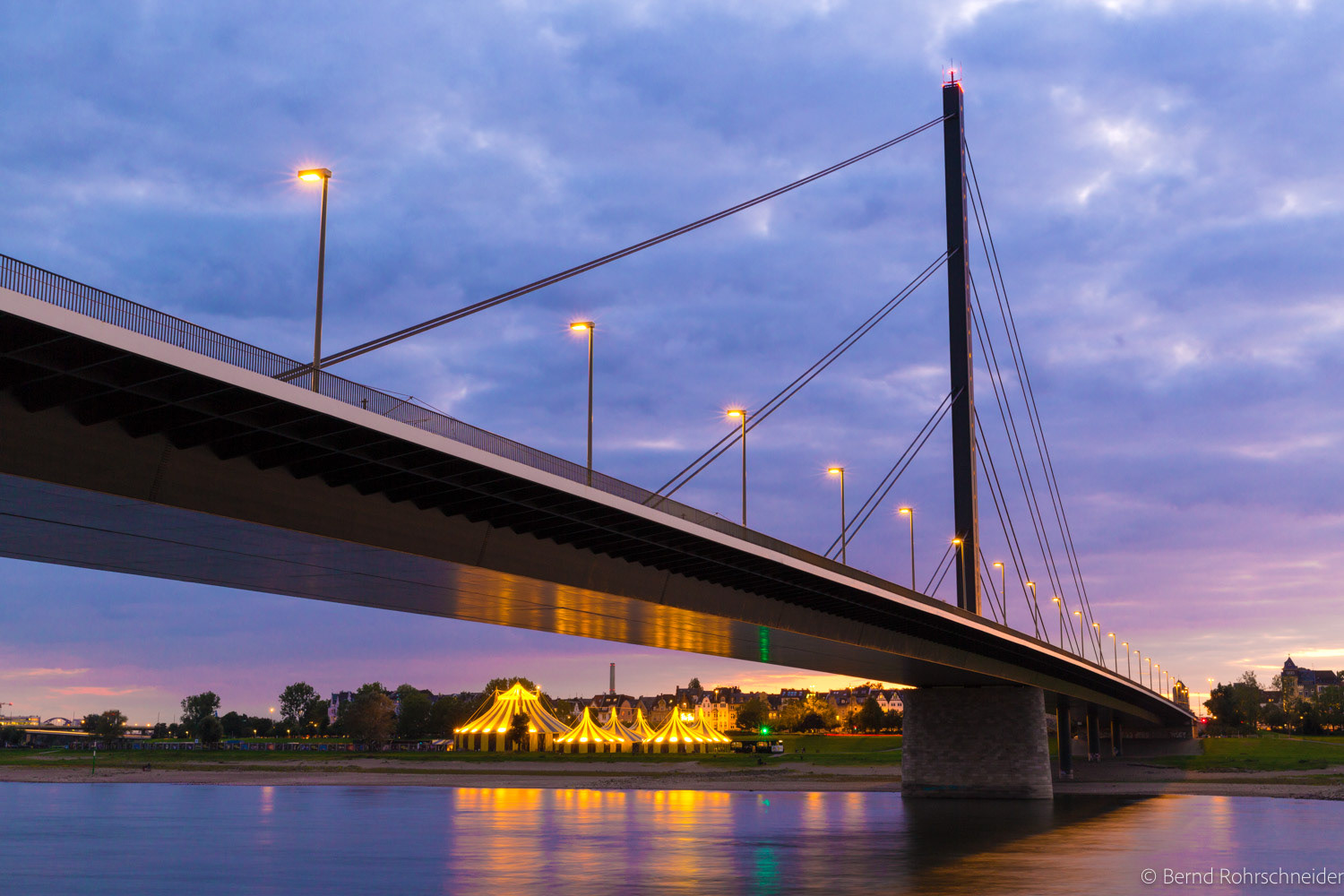 Oberkasseler Brücke und Zirkuszelt, Düsseldorf