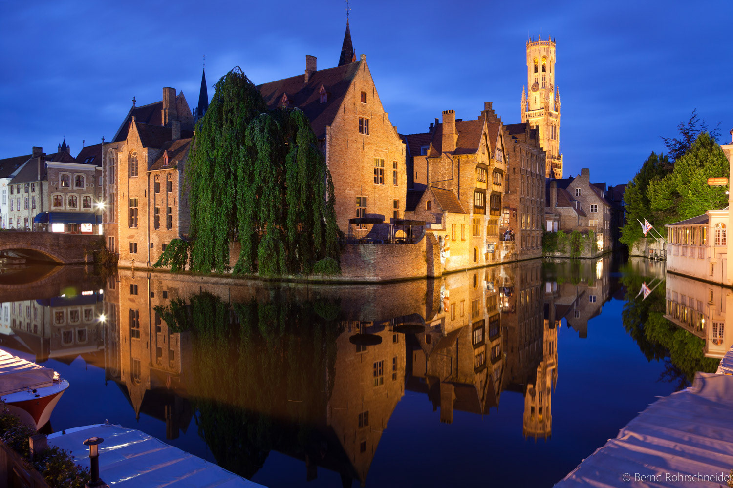Rozenhoedkaai mit Kanal und Belfried, Brügge, Belgien