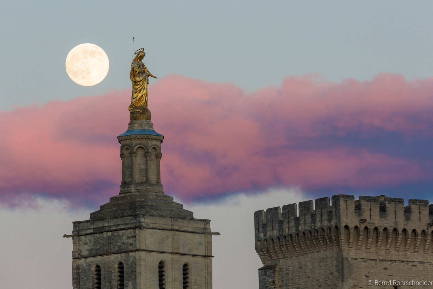 Kathedrale Notre Dame und Papstpalast mit Mond, Avignon, Frankreich