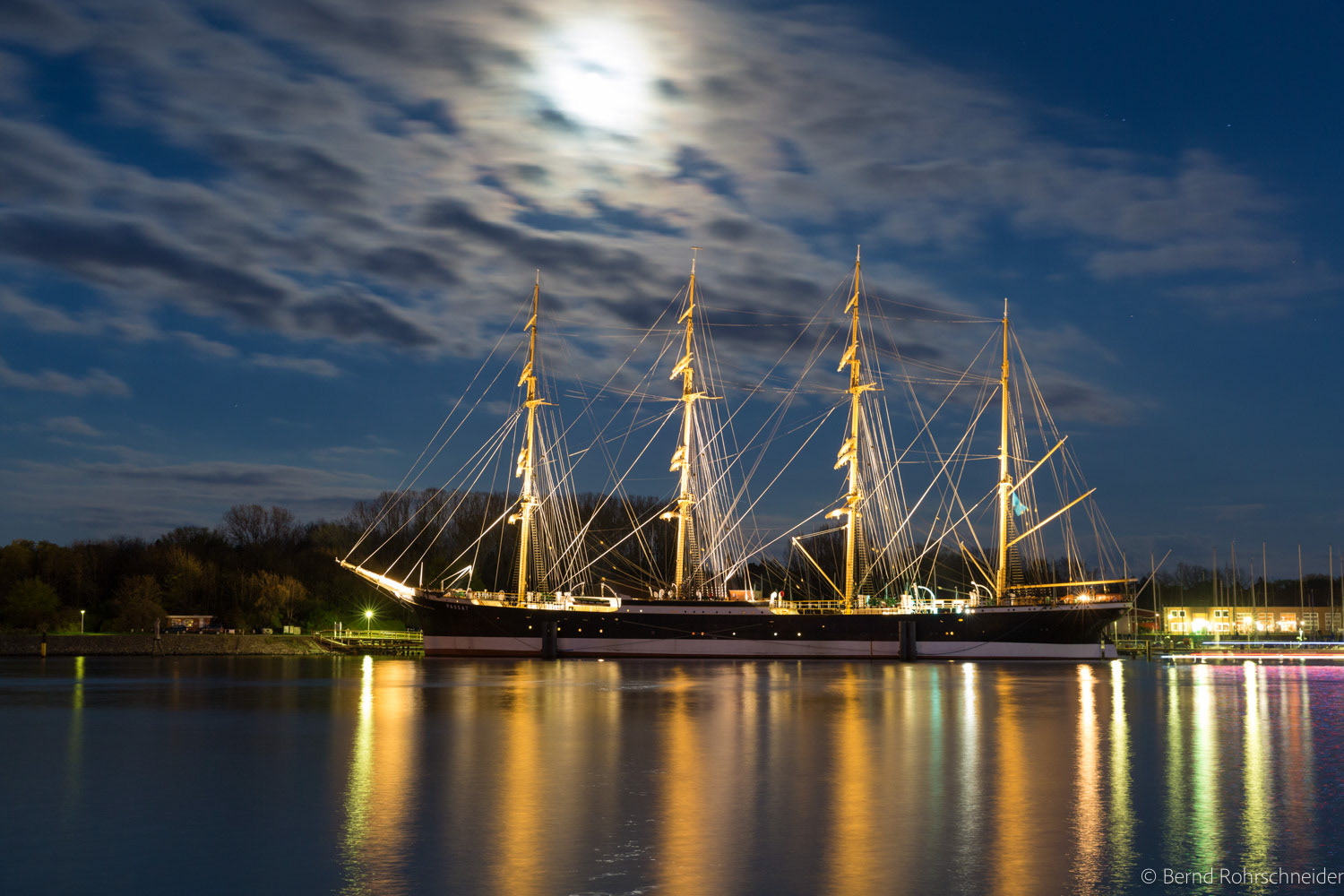 Segelschiff Passat bei Nacht, Travemünde