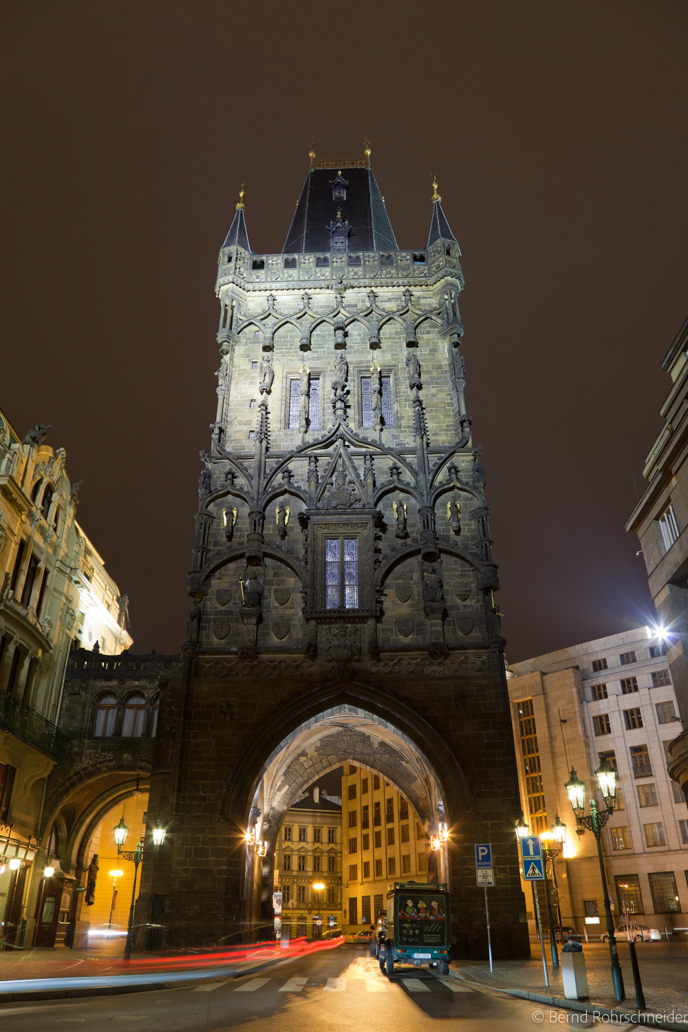 Pulverturm bei Nacht, Prag, Tschechien