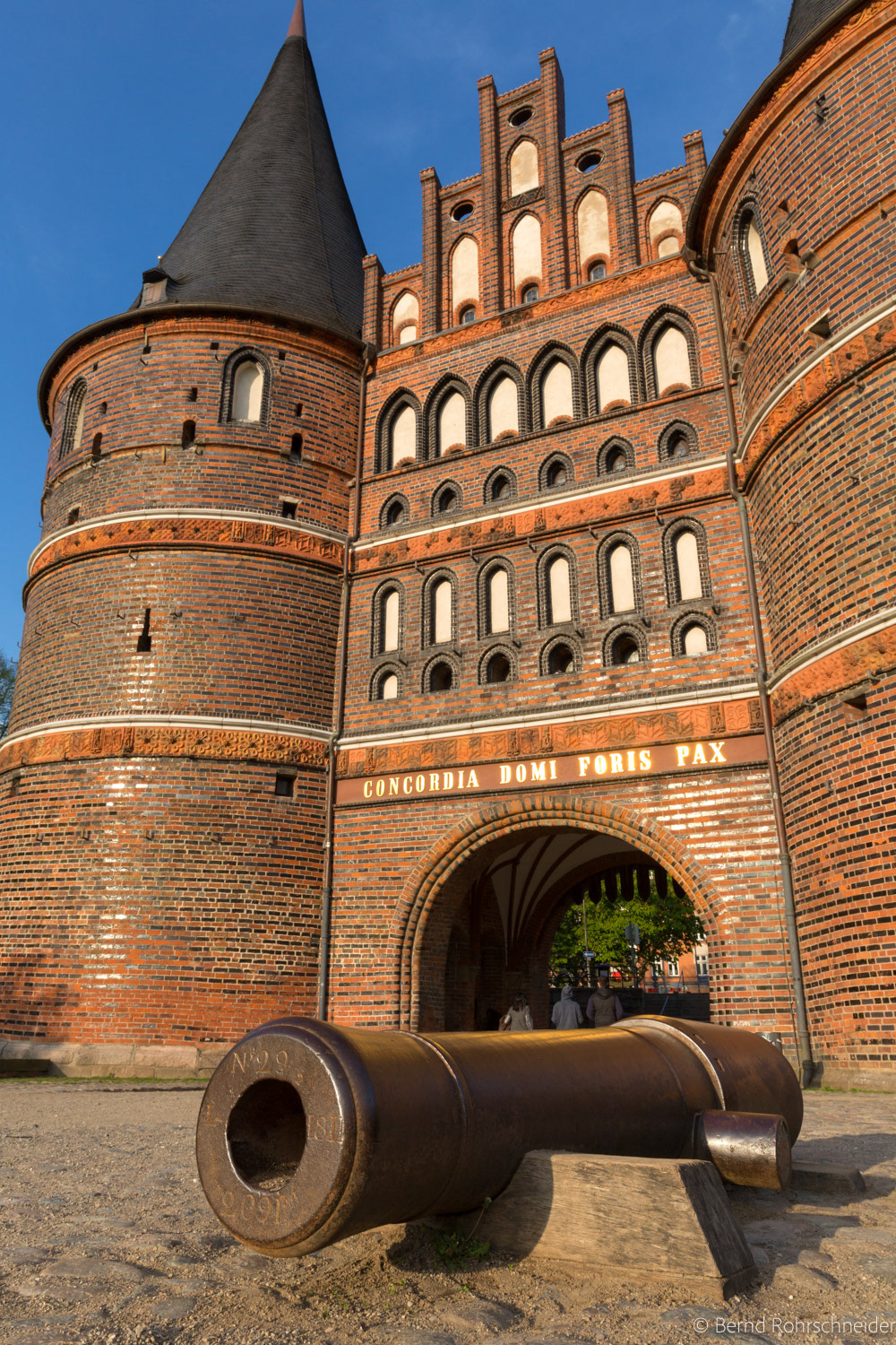 Holstentor mit Kanone, Lübeck