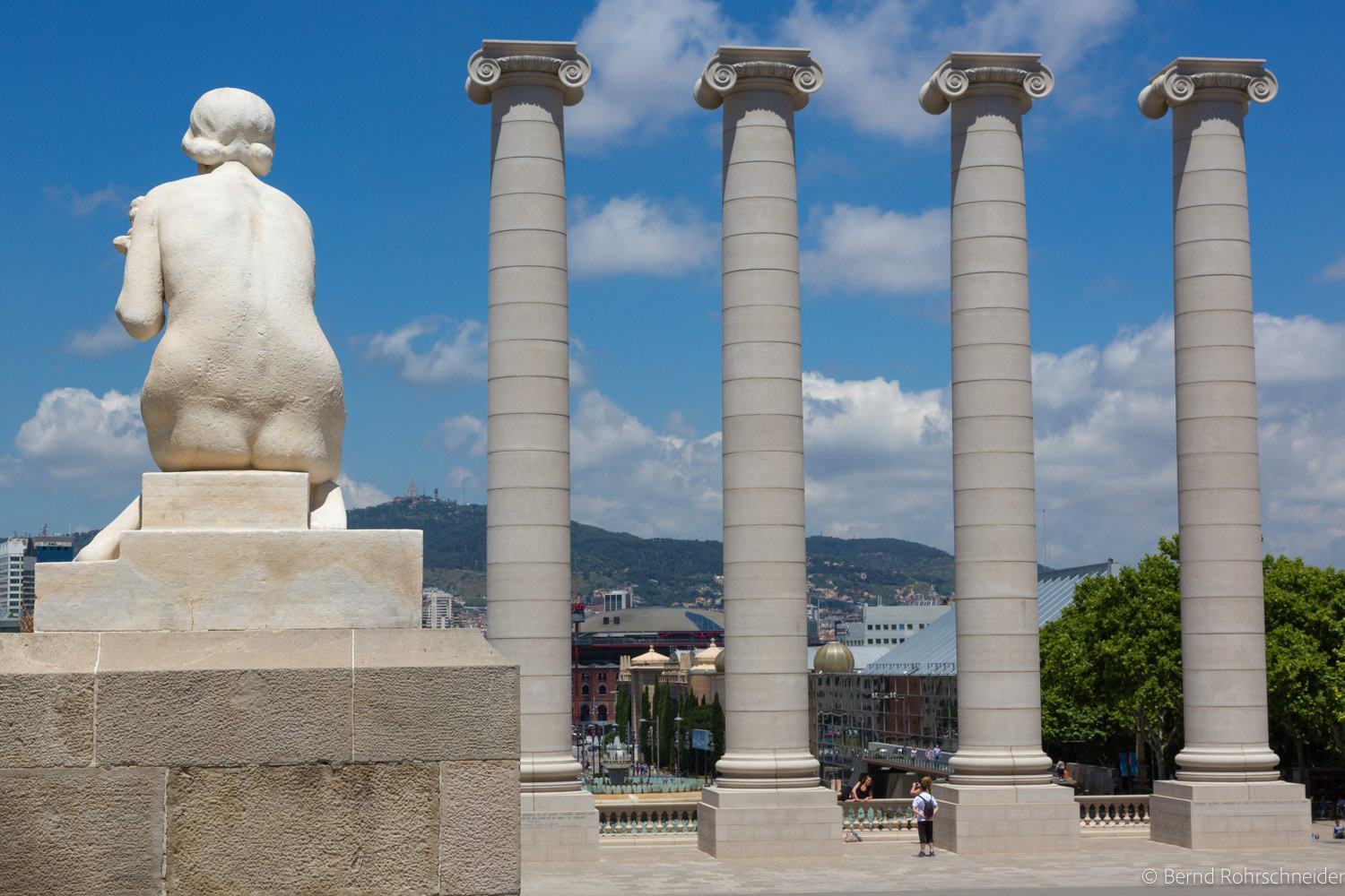 vier Säulen und Statue am Montjuïc, Barcelona, Spanien