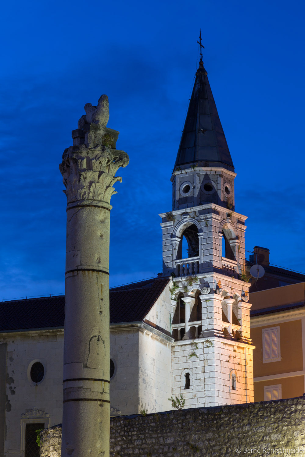 Kirchturm und römische Säule, Zadar, Kroatien