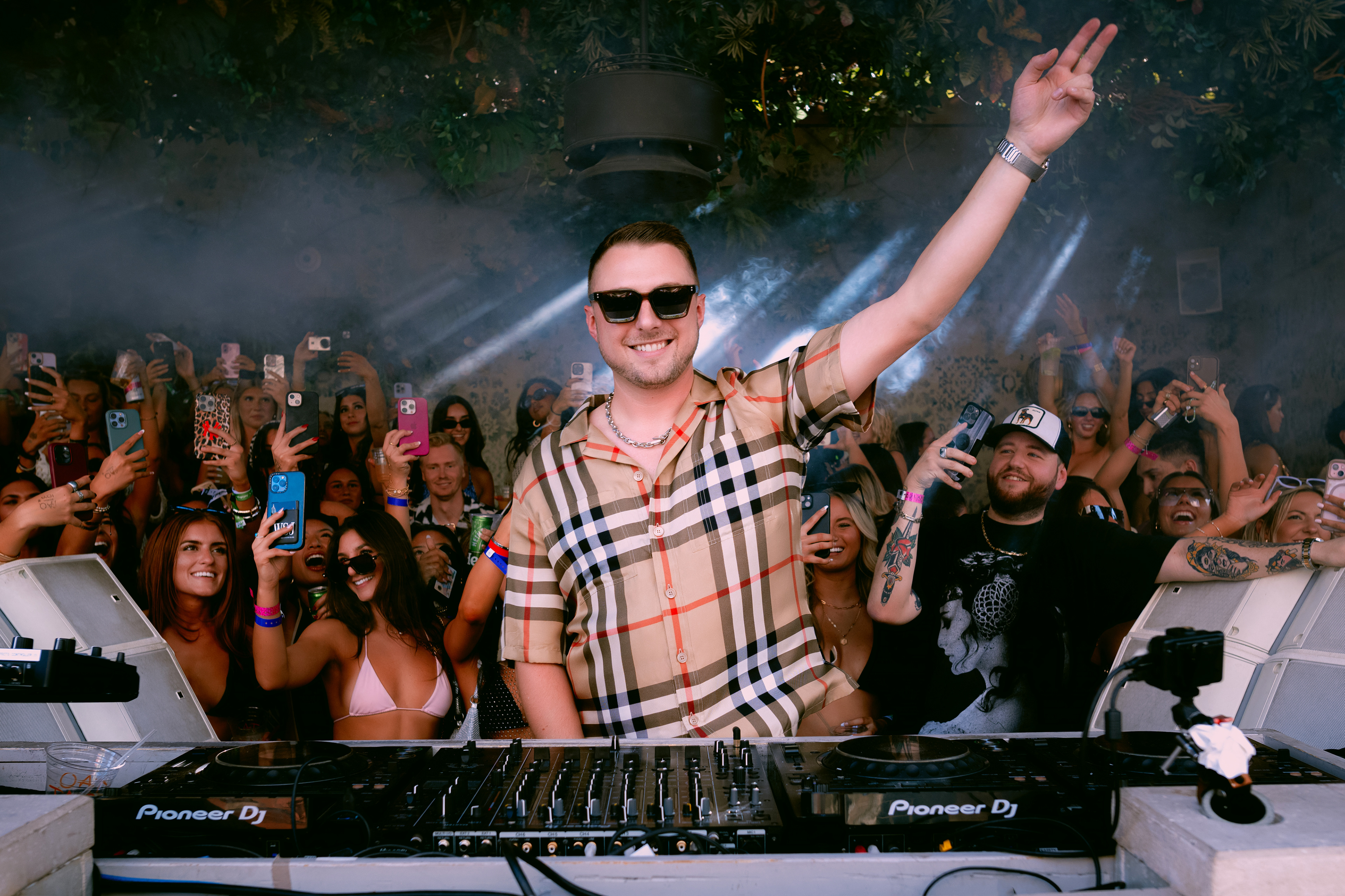 Noizu performing at Tao Beach in Las Vegas