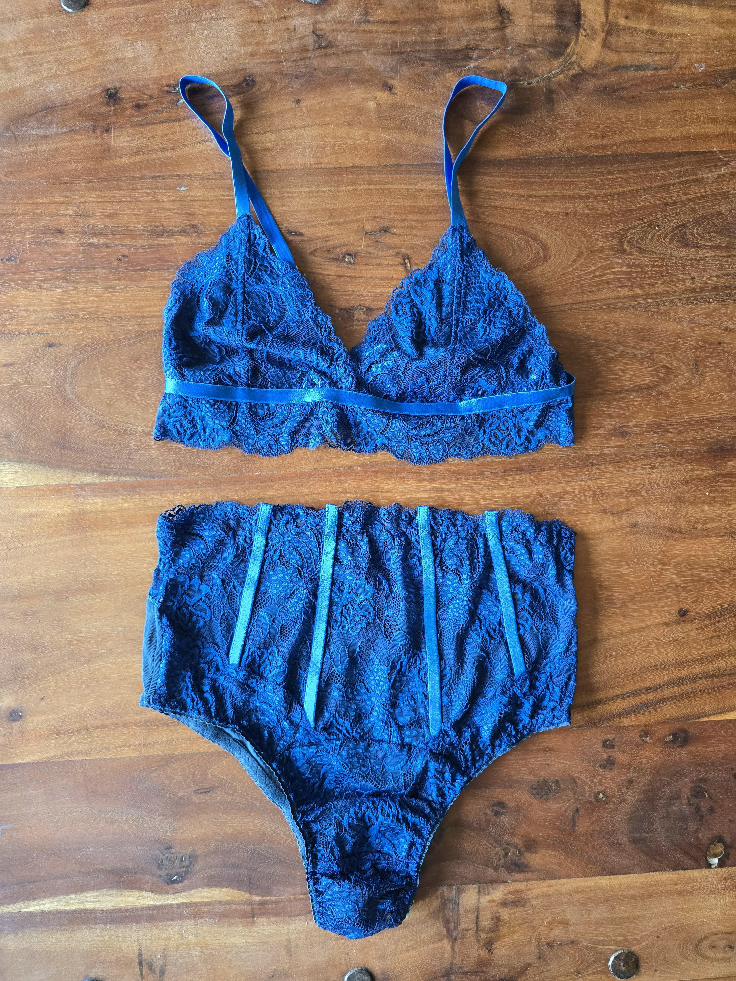 A set of bralette and highwaisted bottom
