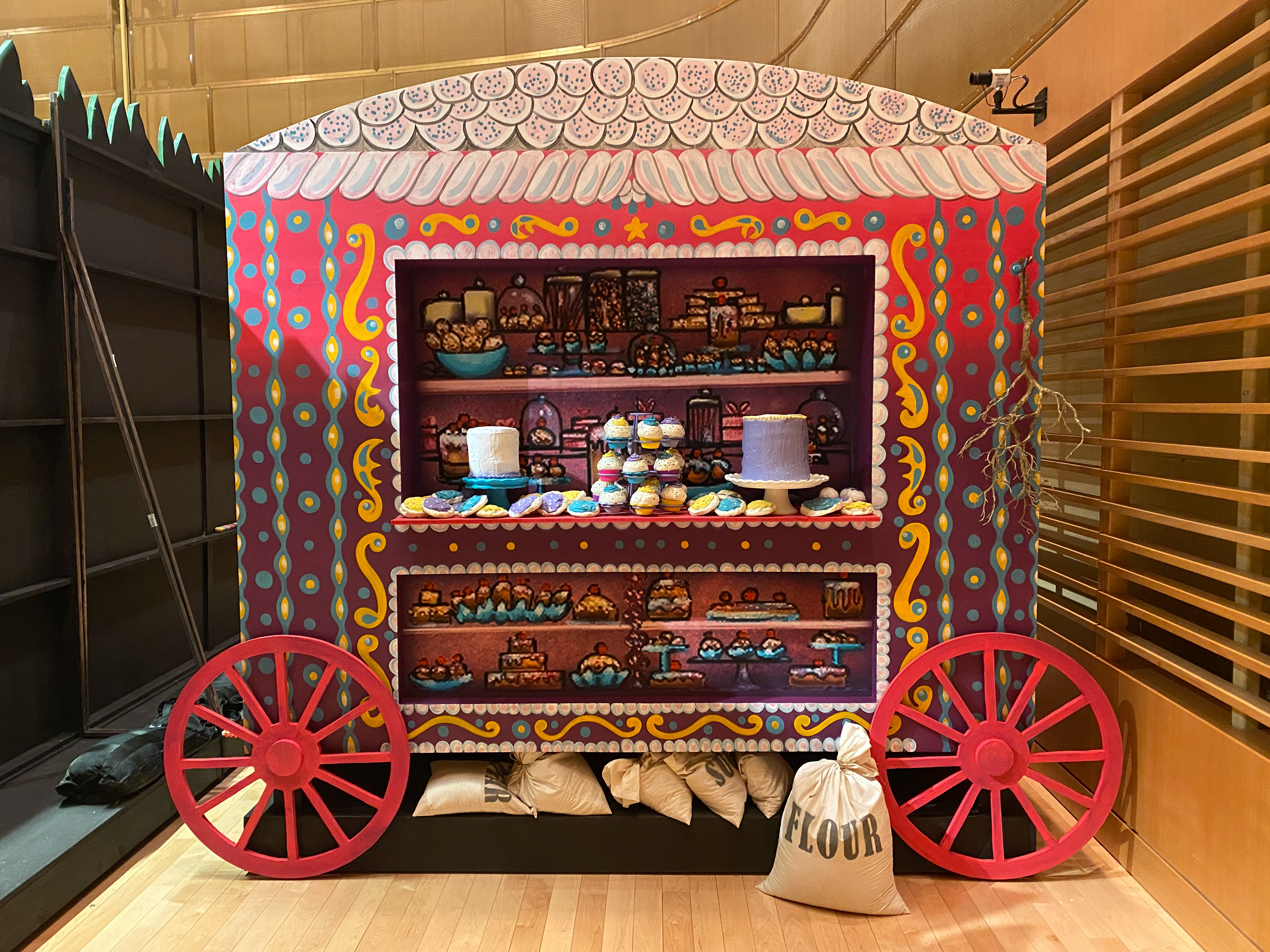 Hansel & Gretel - witch's wagon - front