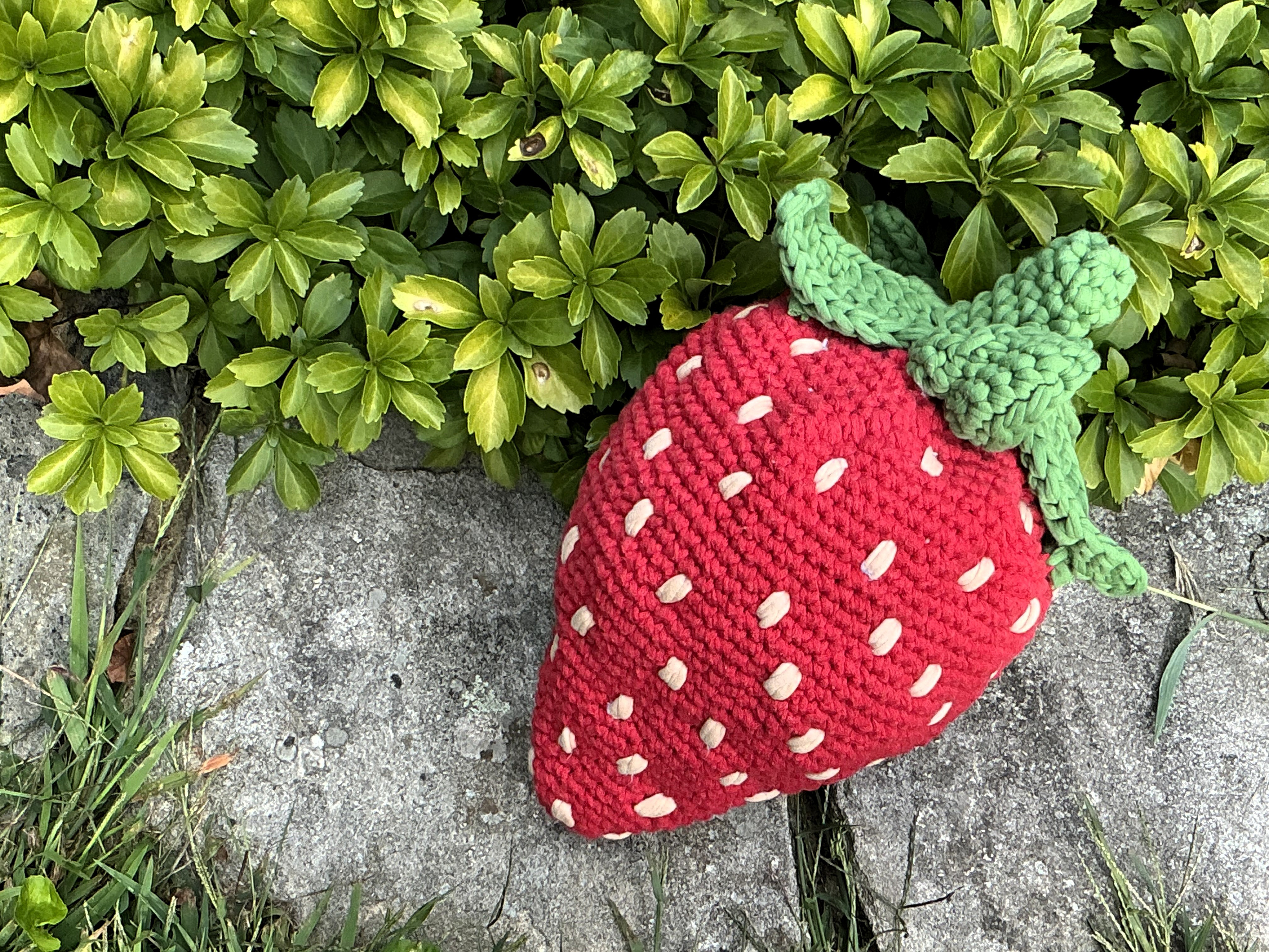 strawberry plushie/pillow - amigurumi crochet