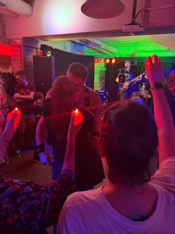 Nach HEROES gab's zur Überraschung aller den Heiratsantrag unseres Bassisten an seine Kala!