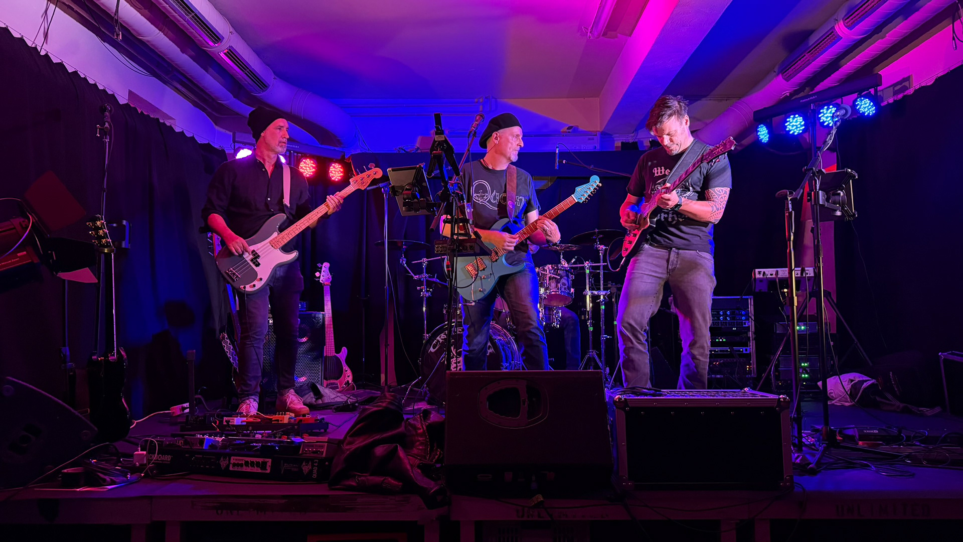 HANDSDAMPF mit 1 Stunde Cover-Rock machten den Anheizer