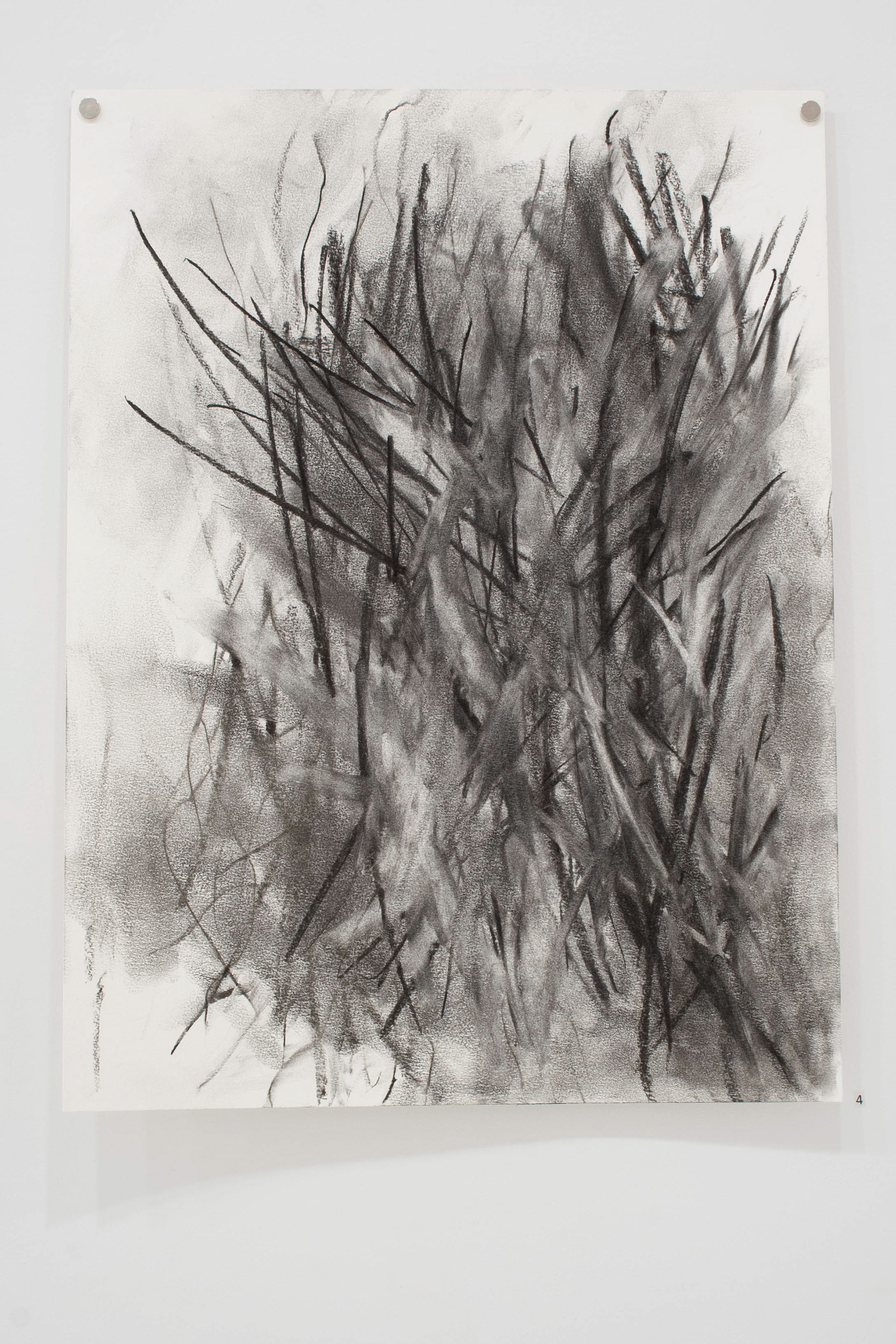 Ruisseau n°7, 2019. Fusain sur papier, 24 x 18 po