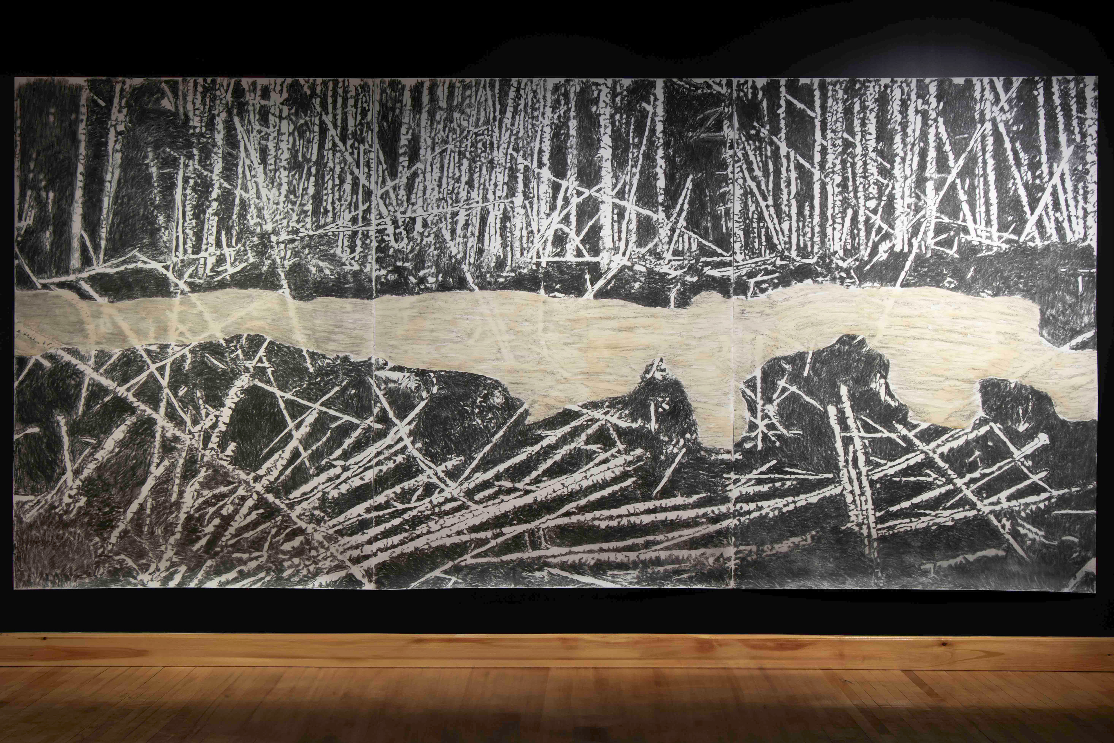 Glissement, 2024. Fusain et thé sur papier, 7 x 15 pieds