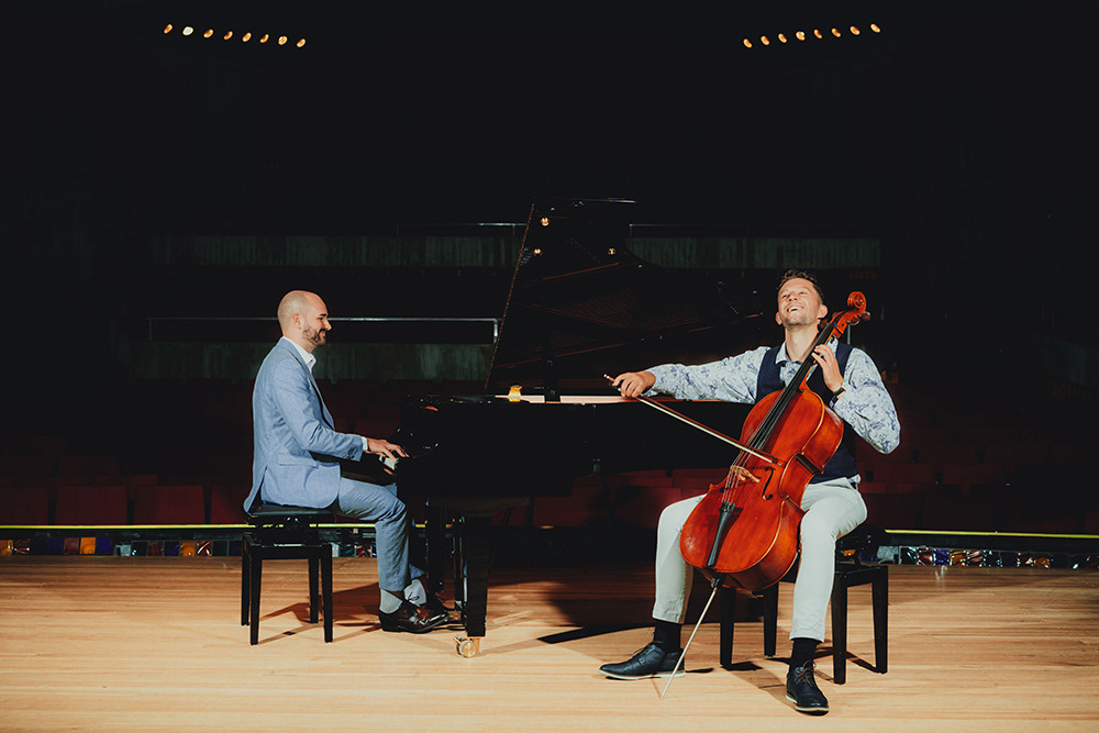 Pianist am Flügel und Cellist von Duo Chat Noir live auf der Bühne