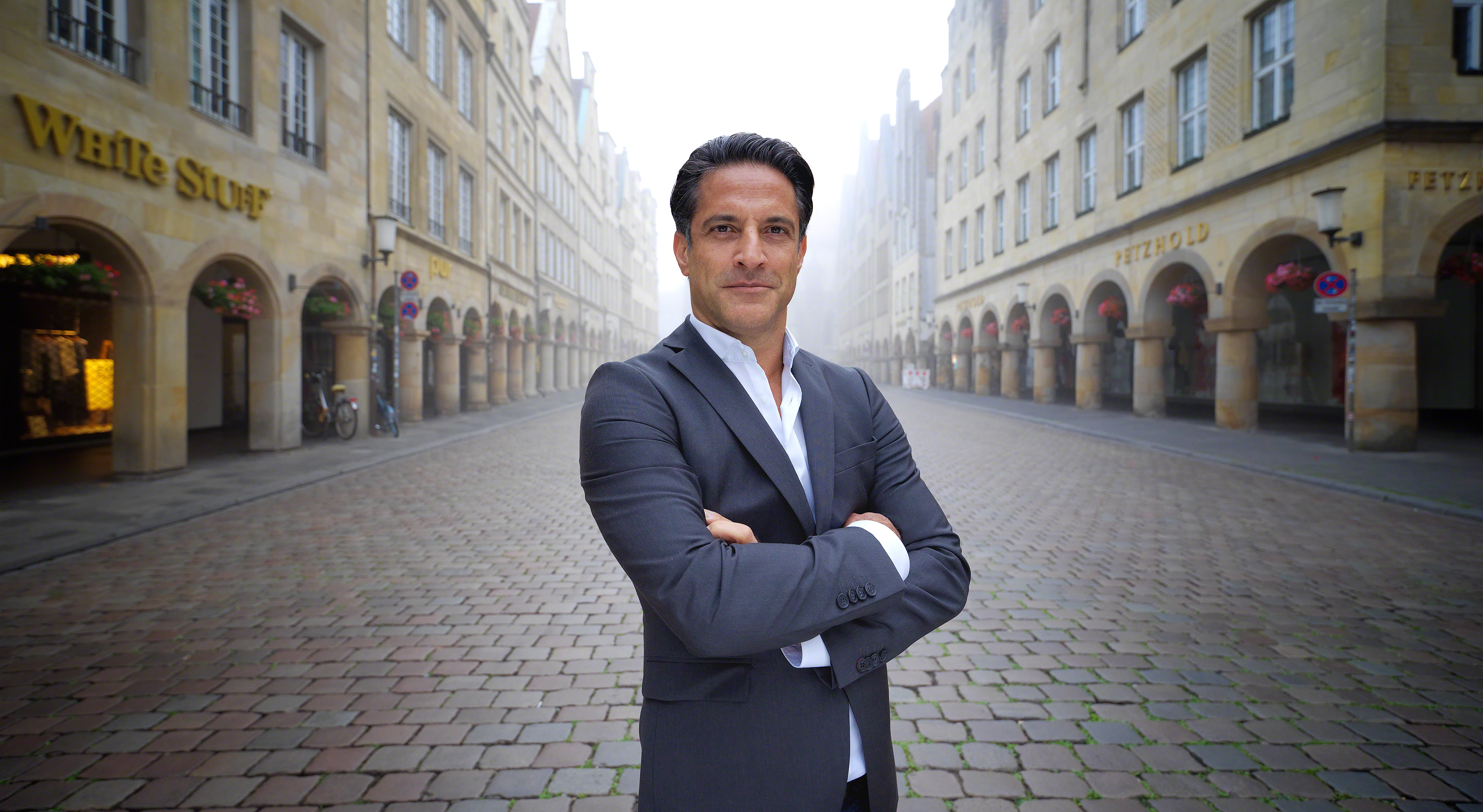 Natürliches Licht: Kommunalpolitiker mit Münsteraner Hintergrund: Keyvan Dalili - Anmerkung: Es handelt sich NICHT um eine Bildmontage, das Bild wurde so aufgenommen. #16bit Farben #Dynamikumfang