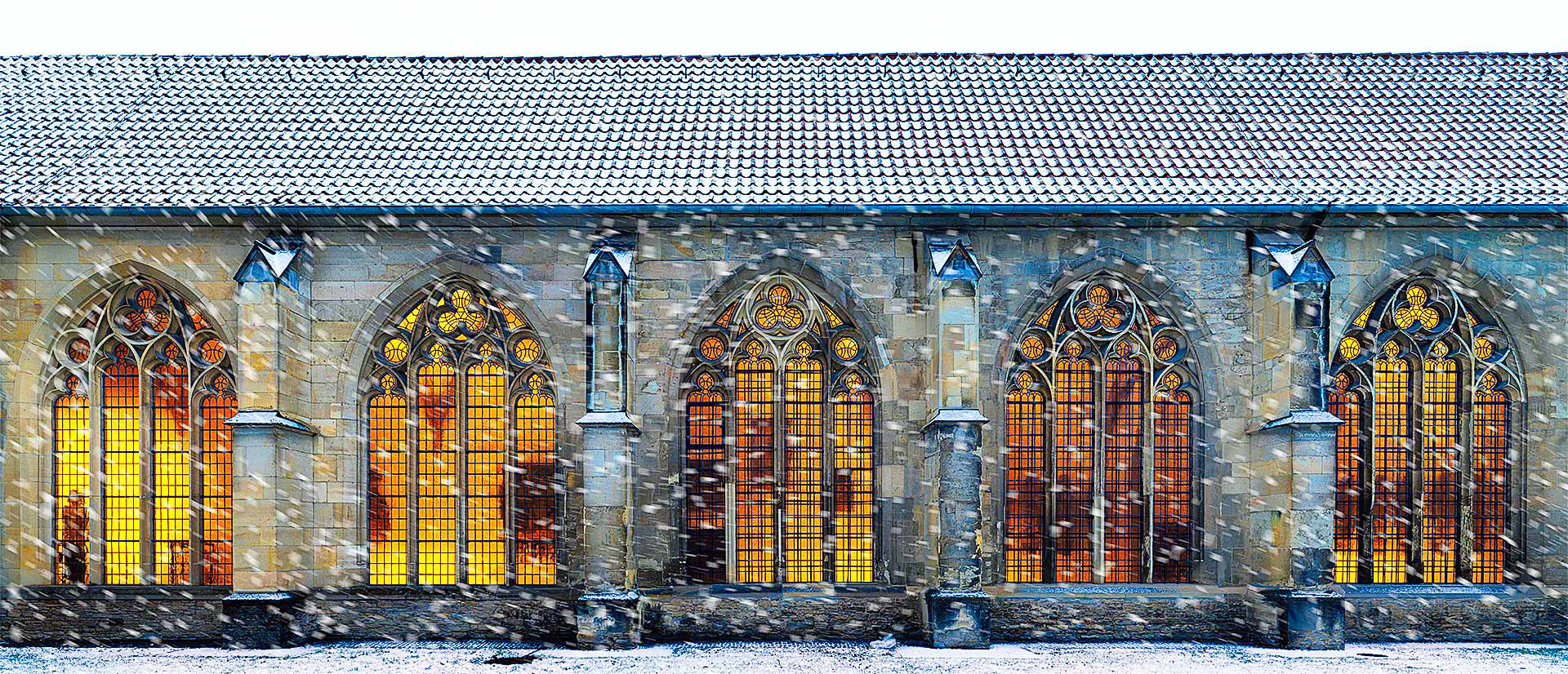 Kreuzgang des Sankt Paulus Dom zu Münster im Schneetreiben vom Domherrenfriedhof aus aufgenommen