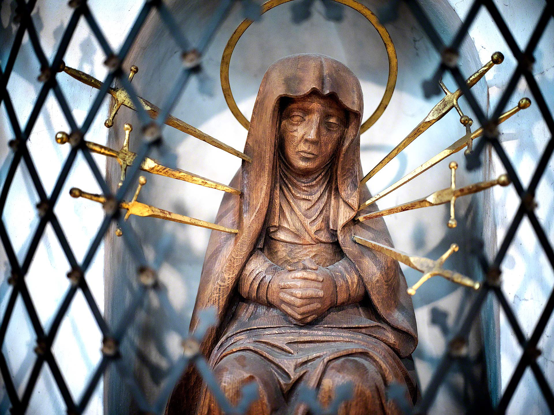 Die Holzfigur in der Kirche Sankt Lamberti in Münster Westfalen ist mit einem Vorder- und Hintergrund-Bokeh aufgenommen und das bei dem hohen ISO Wert 6400 optisch für den Betracher nahezu rauschfrei. Das Hasselblad XCD80 ein Objektiv was wohl zu den herausragendsten Leistungen der schwedischen Kameramanufaktur zählt.
