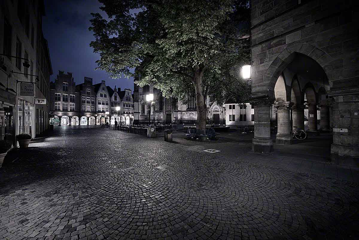 Münsters älteste Einkaufsstraße die Salzstraße bei Nacht mit Blick auf St. Lamberti und den Prinzipalmarkt