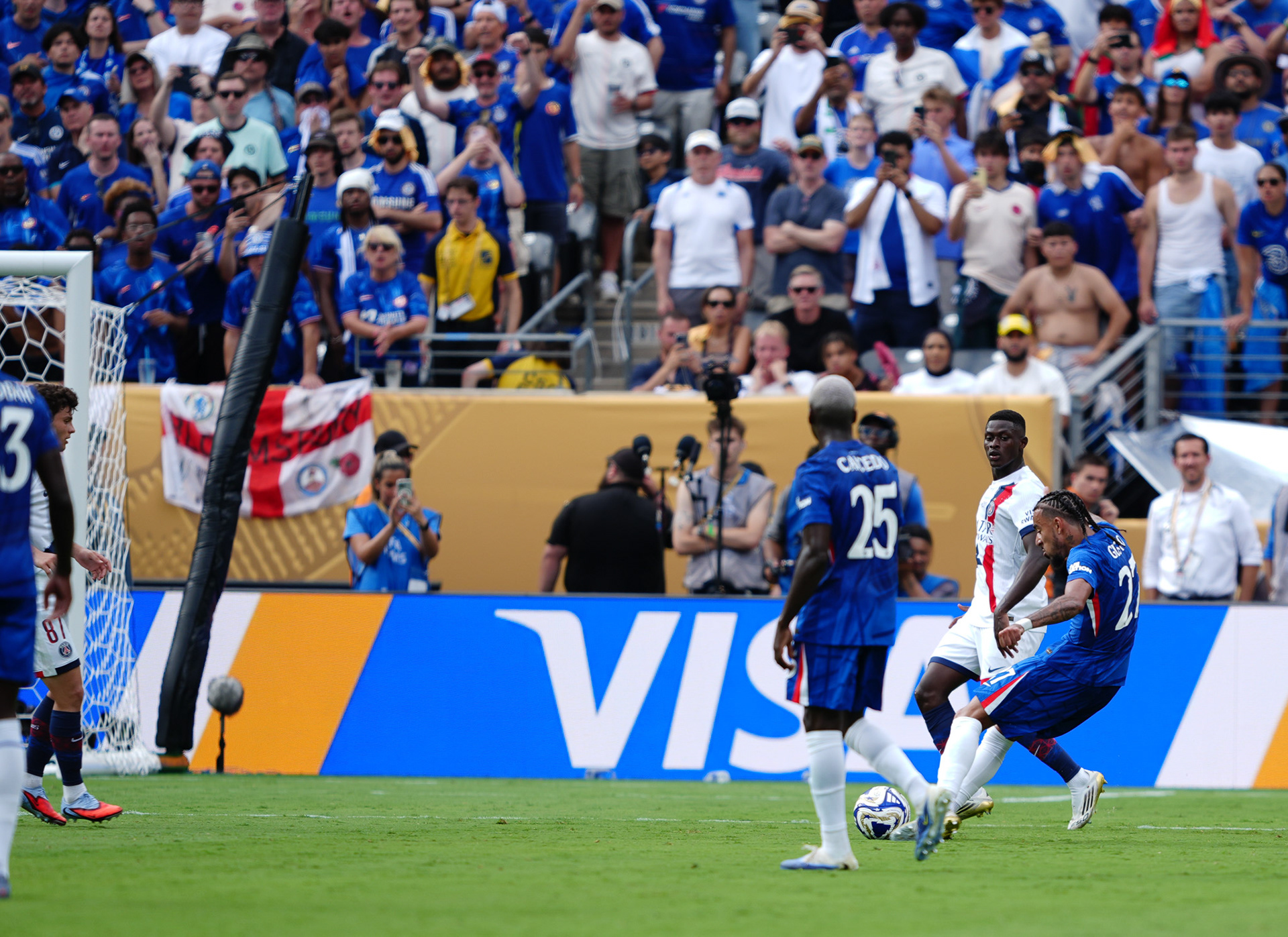Chelsea FC logró el primer título de Copa Mundial de Clubes FIFA en la historia y un récord de 3-0 al derrotar al Paris Saint-Germain en la primera final organizada por la FIFA en territorio estadounidense, jugado en el METLIFE STADIUM de New Jersey.
