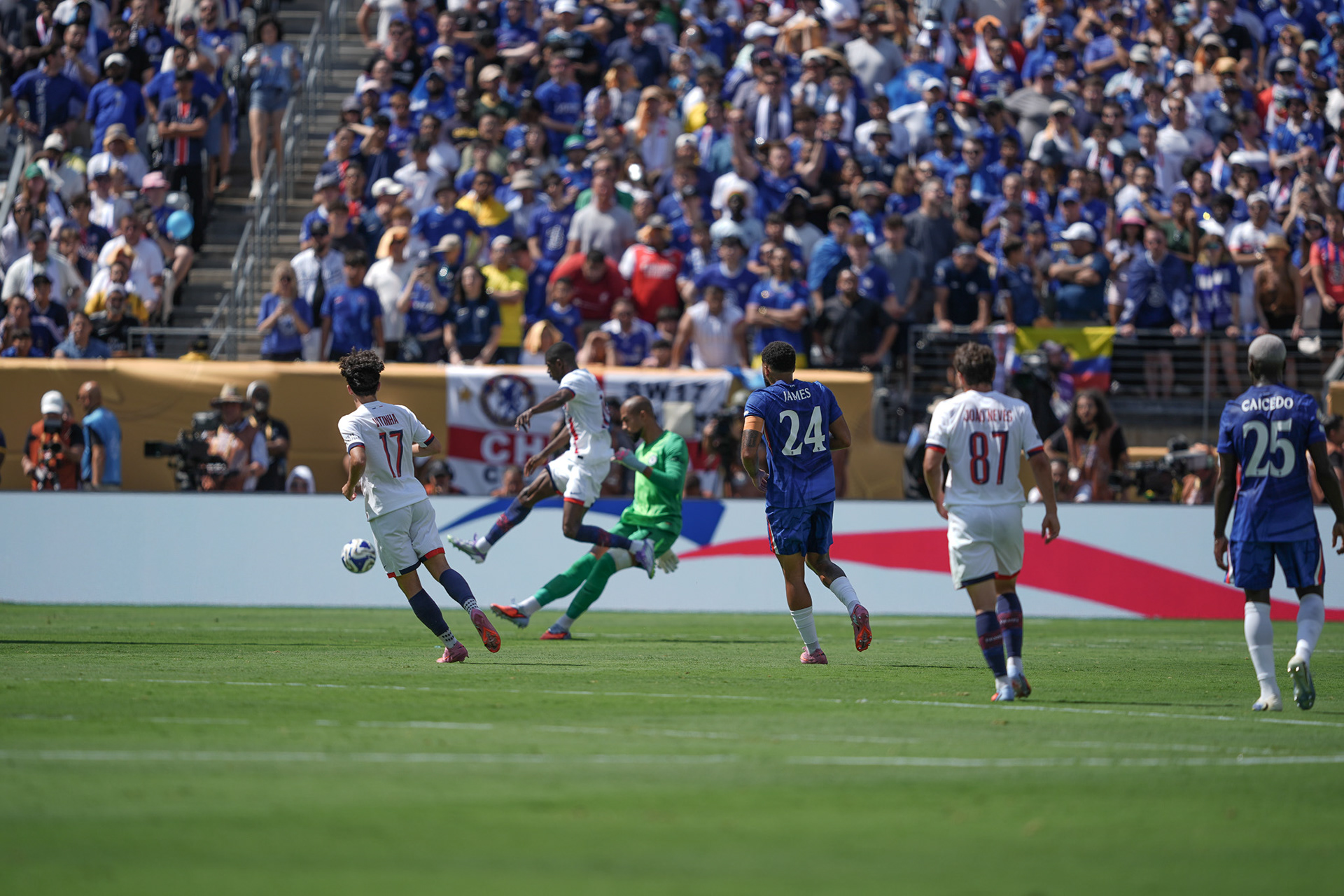 (SPO) Medal Ceremony for Players of Chelsea and PSG: FIFA Club World Cup 2925. July 13, 2025, New Jersey, USA: Medal Ceremony of finalists of FIFA Club World Cup 2025 presented by US President Donald Trump and FIFA President Gianni Infantino after soccer match between Chelsea and PSG valid for the finals of FIFA Club World Cup 2025 at MetLife stadium in New Jersey. Chelsea won 3-0.