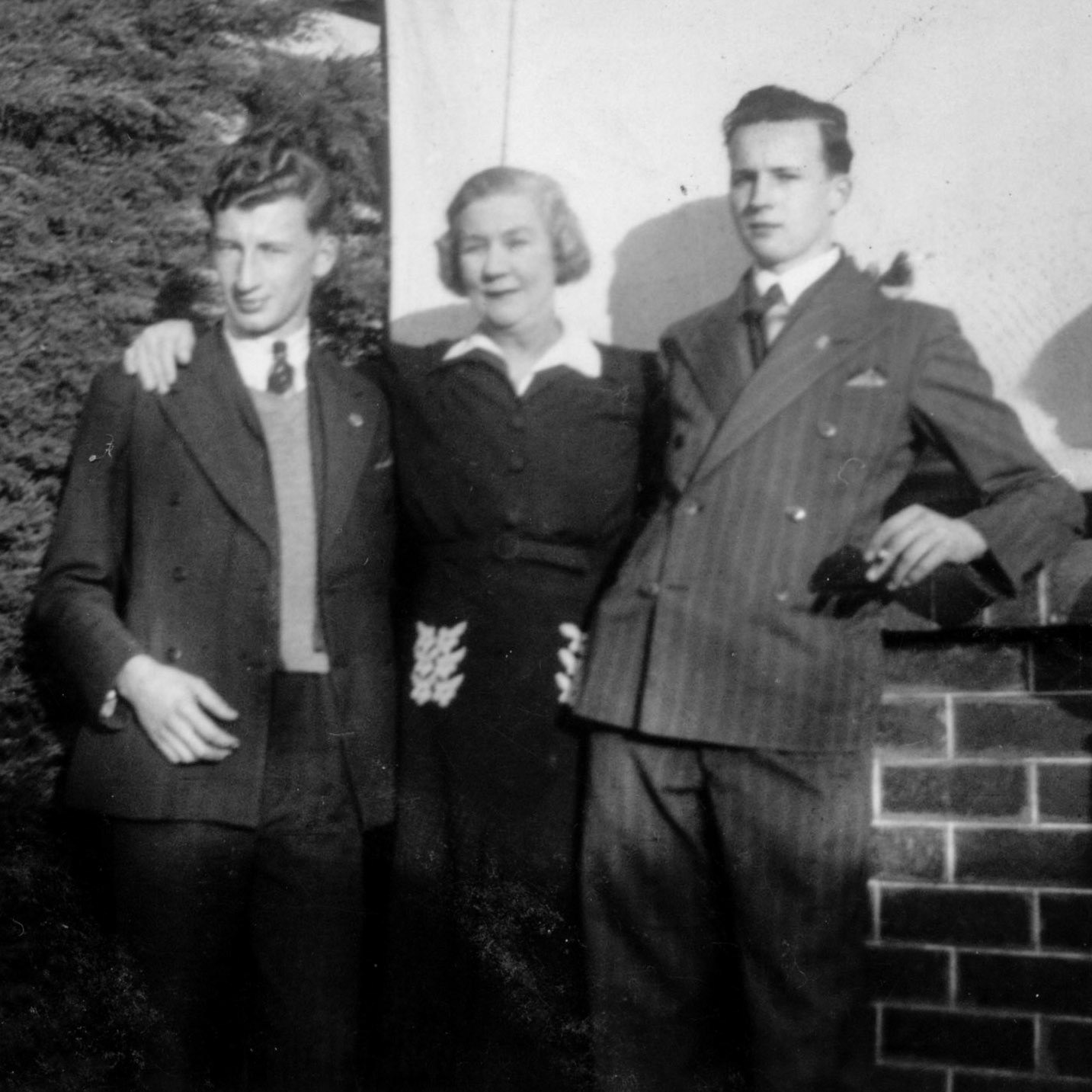 Lou Miegal, Mrs Woodroofe, Os