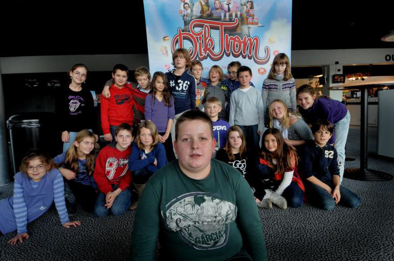 ldm24/11/2010 - Vlissingen/Cine City - Daan Griep /voorgrond speelt mee in de film Dik Trom - achter Daan zijn klasgenoten