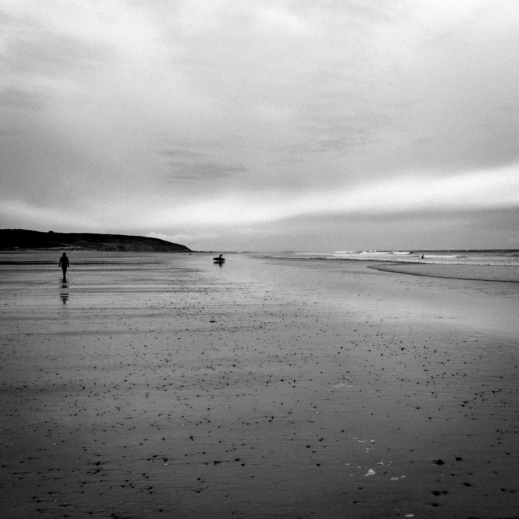 2 surfeurs, 1 passante