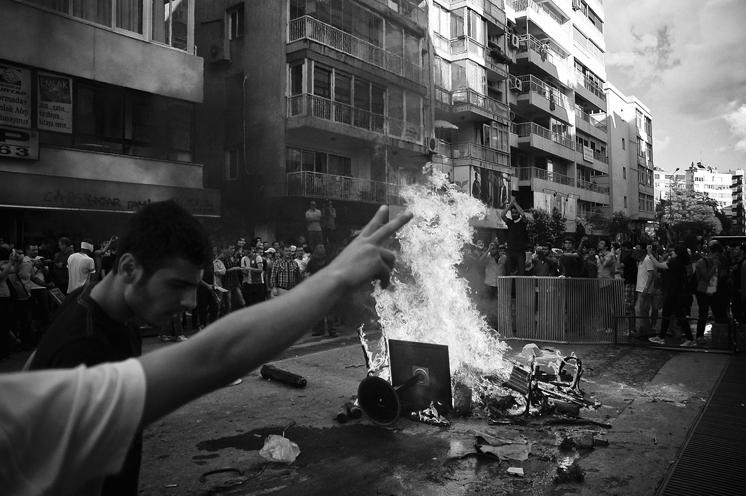 Protestors burning tables and chairs collected from nearby cafes in Alsancak, İzmir as part of the Occupt Gezi Park protests.
