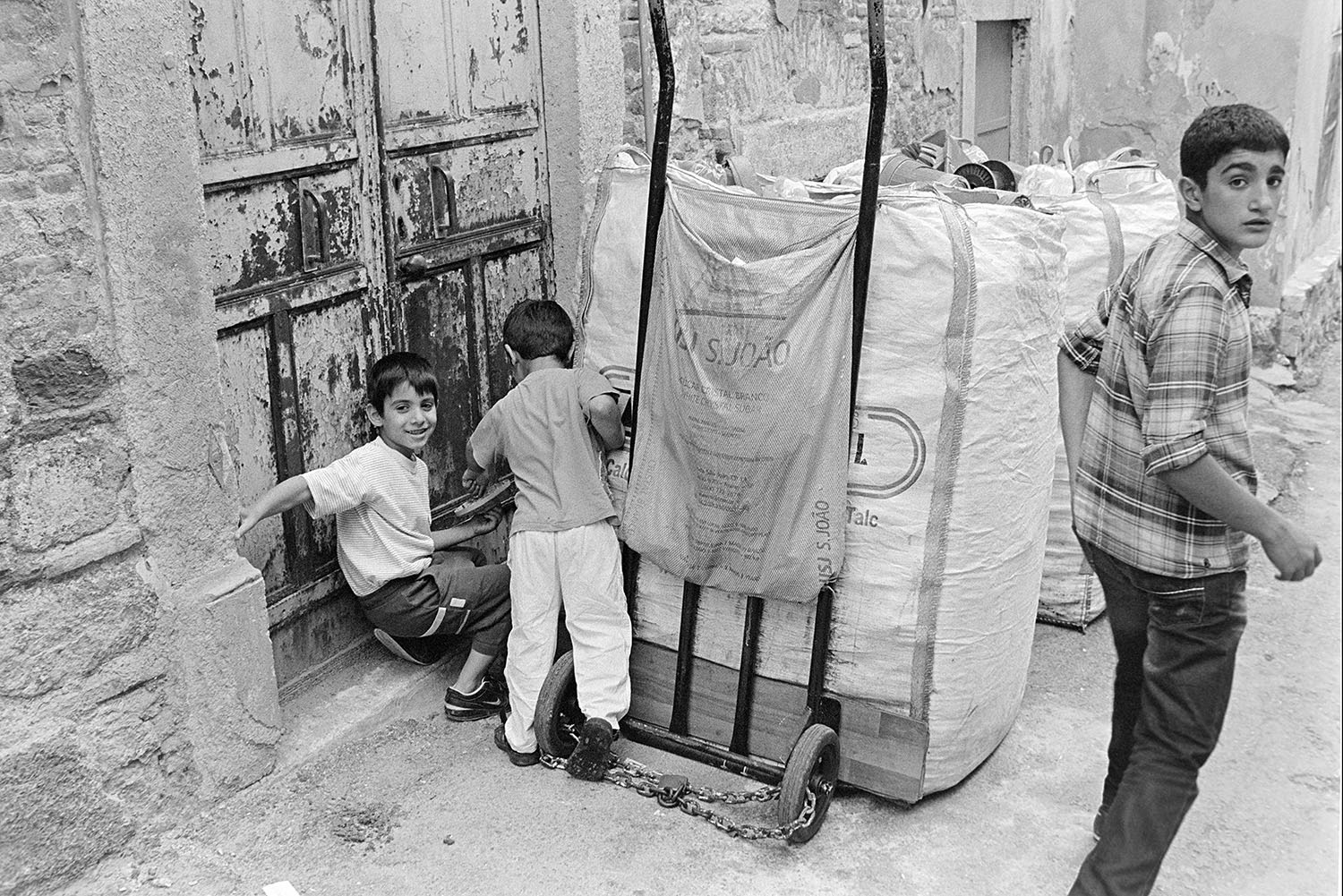 Children around Kapalı Çarşı area in İzmir.