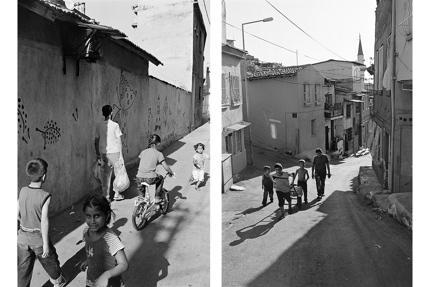 Children on the streets of Kadifekale in black and white.
