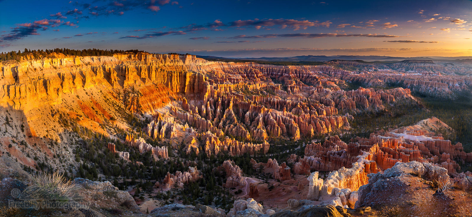 the whole view of Bryce Canyon at dawn