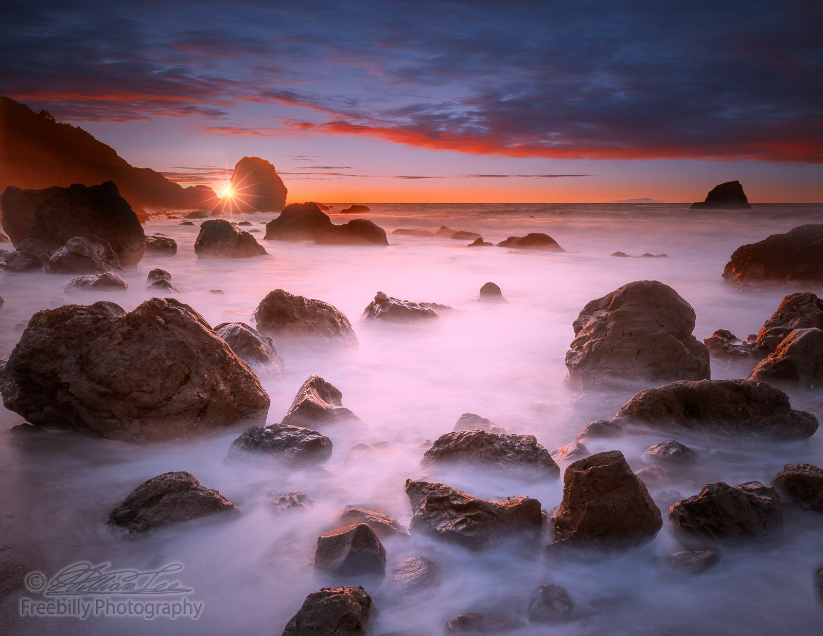 The big city San Francisco has an all natural beach full of rocks which reflect yellow sun lights during sunset hour. When taking with slow shutter, the soft vs. hard, smooth vs. rough, hot vs. cold are reminding me that the concept of yin-yang balance exists in the nature all the time.