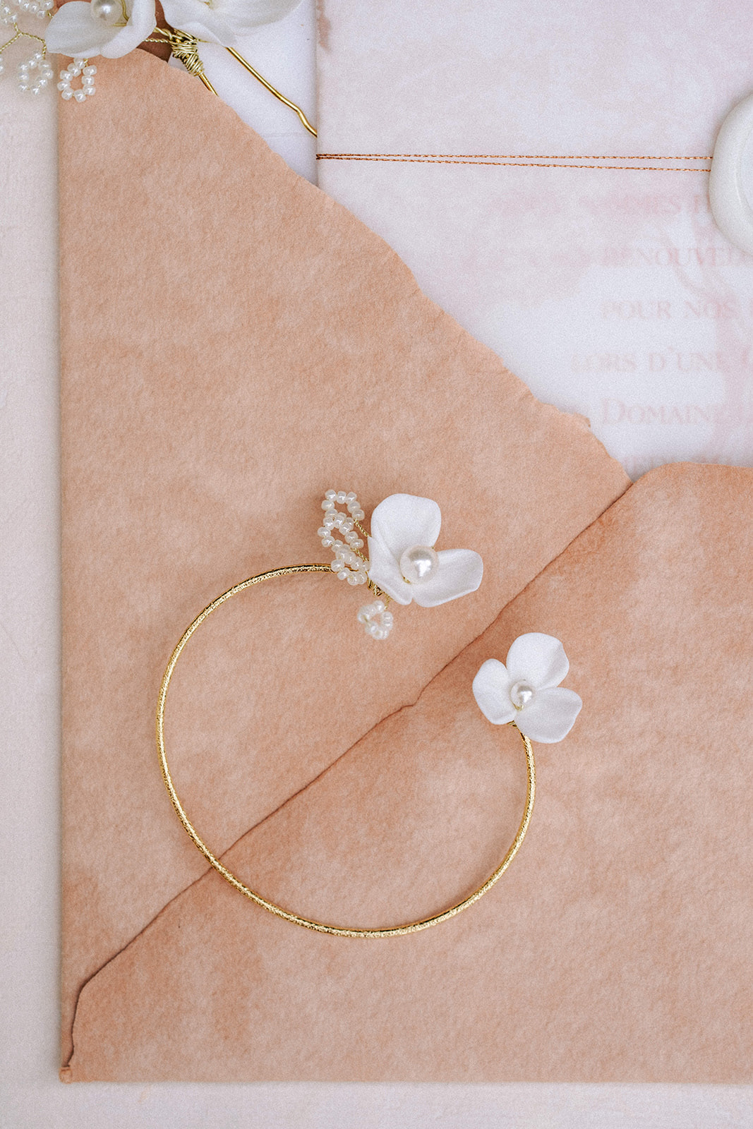 PAPETERIE DE MARIAGE // DESIGN AND PAPIER PUR COTON FAIT MAIN // ENVELOPPE FAIT MAIN // CALQUE ILLUSTRÉ D'UN OLIVIER // Photo @vivienmalagnat II Bijoux et flatlay par @sohelo_bijouxmariage