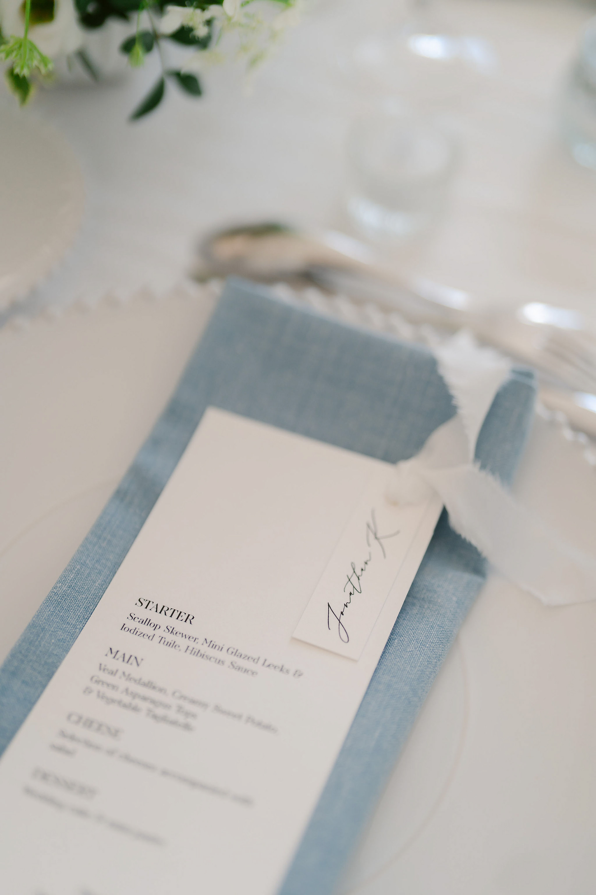 Menu & Marque-place // Wedding Planner et Wedding design @lauraandreawedding // Compositions florales @histoiressauvages // Photo @zephyrkokphotography