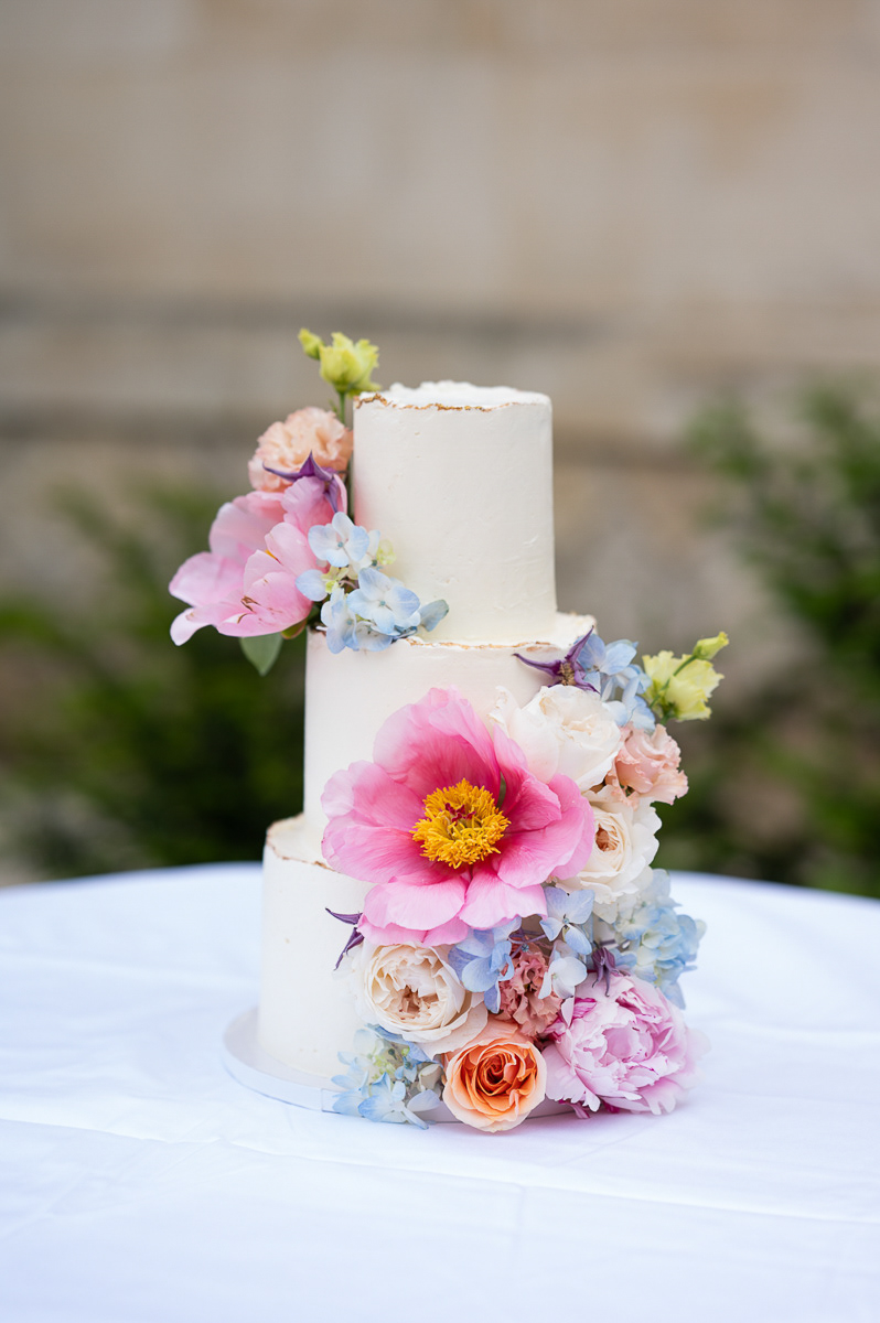 WEDDING CAKE By @madeleines_macarons 