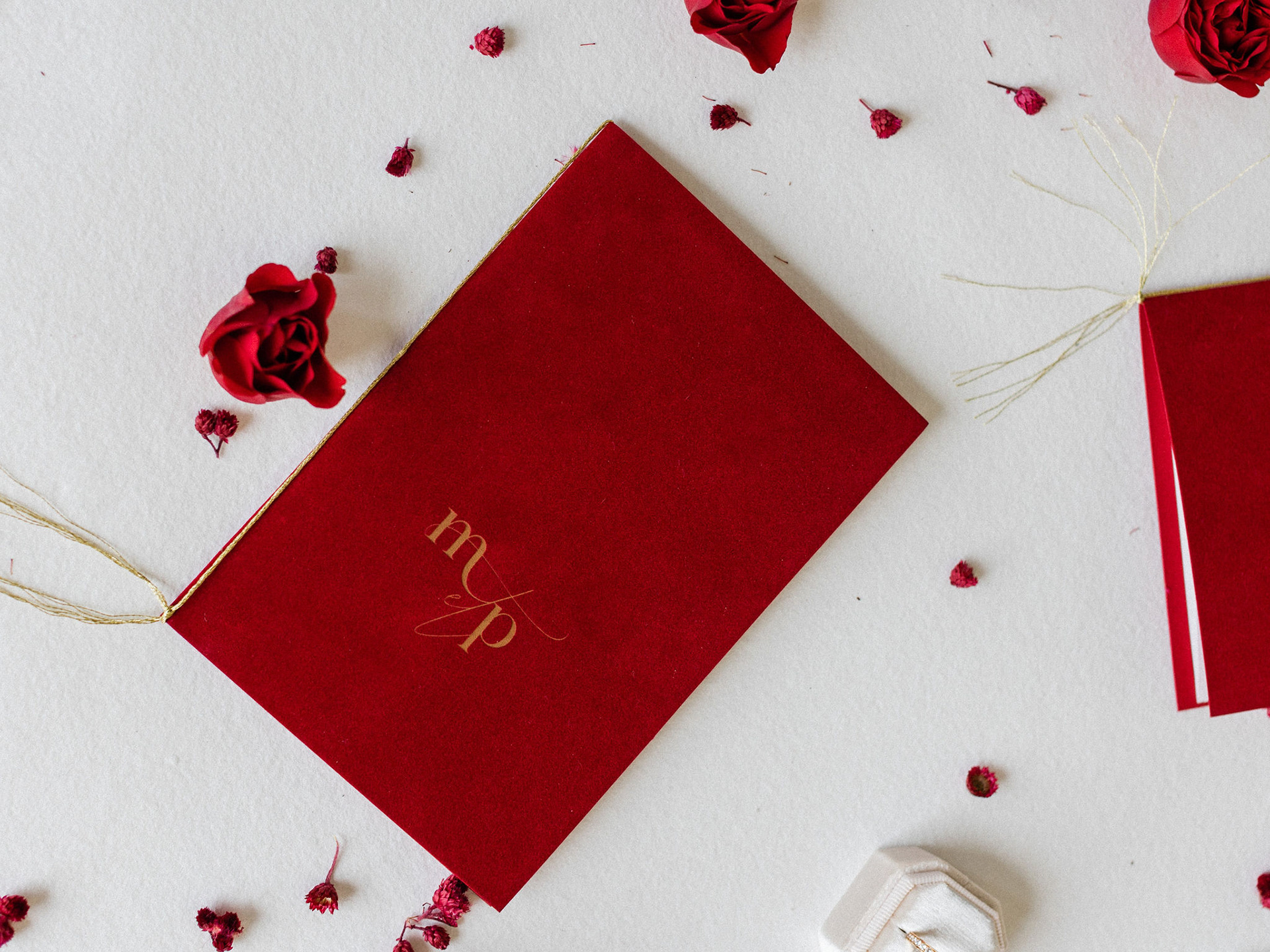 FAIRE-PART DE MARIAGE SUR MESURE / GRAVURE DU MONOGRAMME CREE SUR UN PAPIER VELOURS ROUGE / LIVRET INTERIEUR PAPIER DE CREATIONS / IMPRESSION DU LIVRET QUADRI / LIEN OR / FACONNAGE A LA MAIN