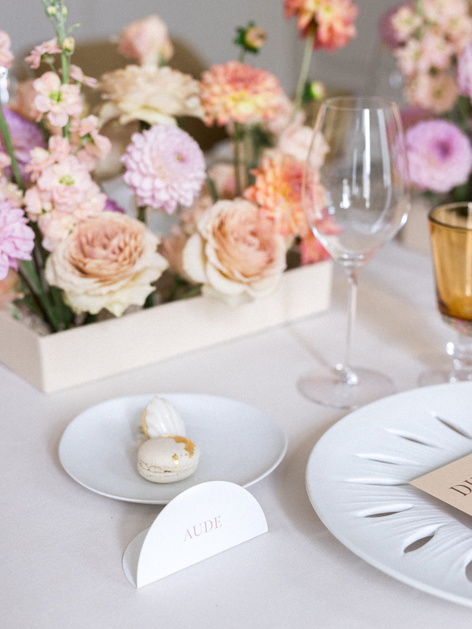 CREATION D'UN SET DE PAPETERIE DE MARIAGE MODERNE ET ELEGANT // PAPIER DE CREATION // MENU // MARQUE-PLACE // IMPRESSION DUPLEX PAPIER DE CREATIONS ECRIN FAIT MAIN papier de creation et feuille d'or DA ET FLORAL DESIGN @veroniquelorre I photo @audelucas.weddingphotography I I Mignardises @madeleinesetmacarons I @hotelchaismonnetandspa I