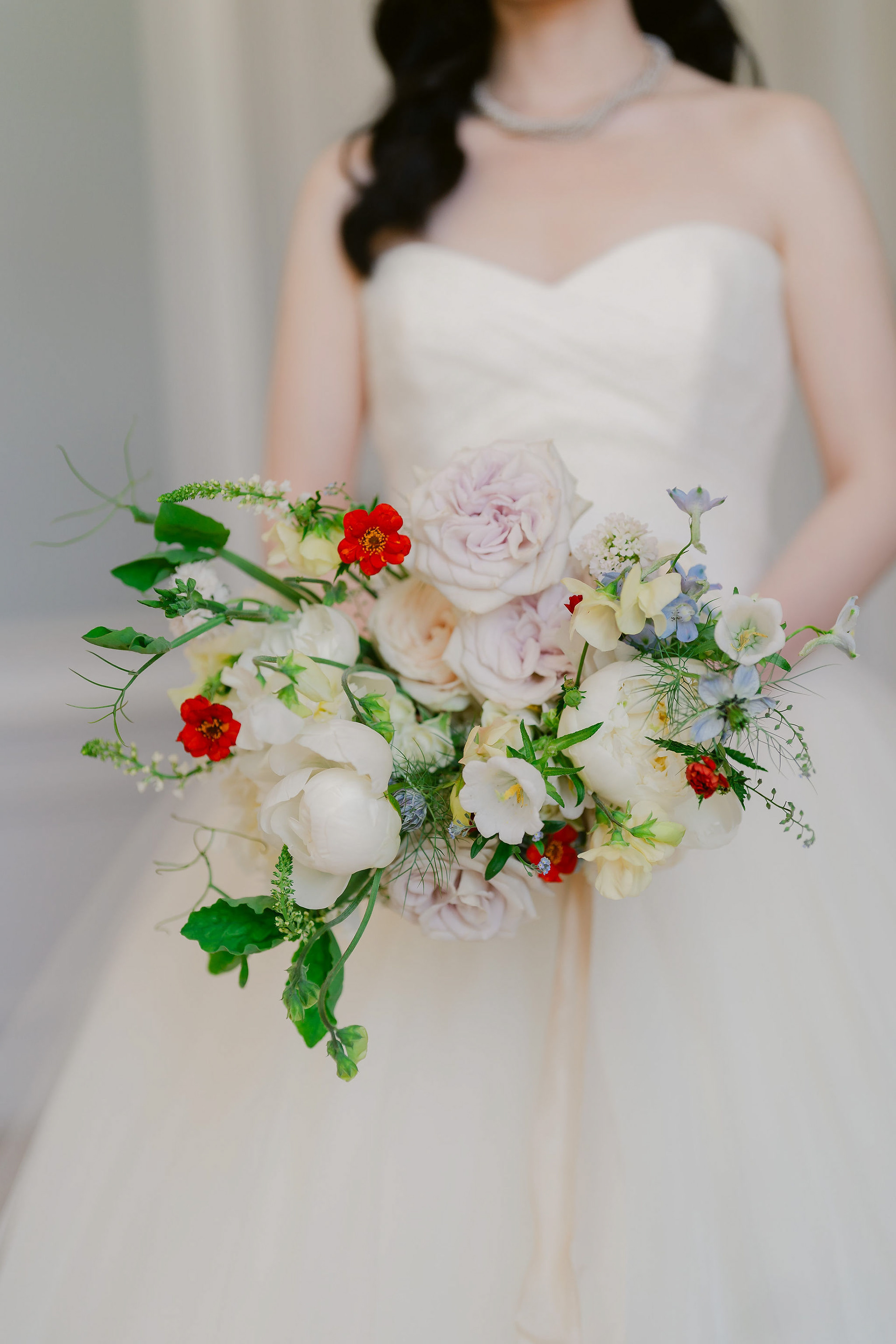Bouquet de mariée @histoiressauvages // Robe de mariée @verawang_bridal // MUA @fannywongbeauty // Photo @zephyrkokphotography