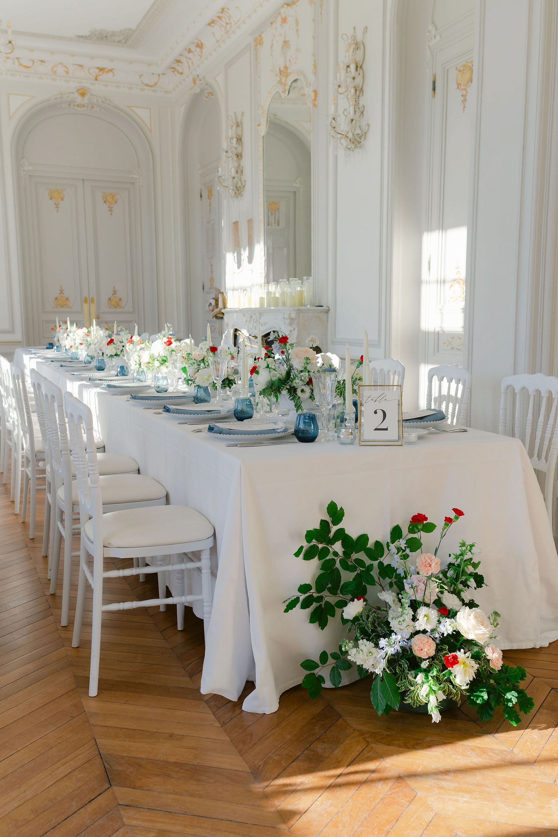Menu & Marque-place // Wedding Planner et Wedding design @lauraandreawedding // Compositions florales @histoiressauvages // Photo @zephyrkokphotography