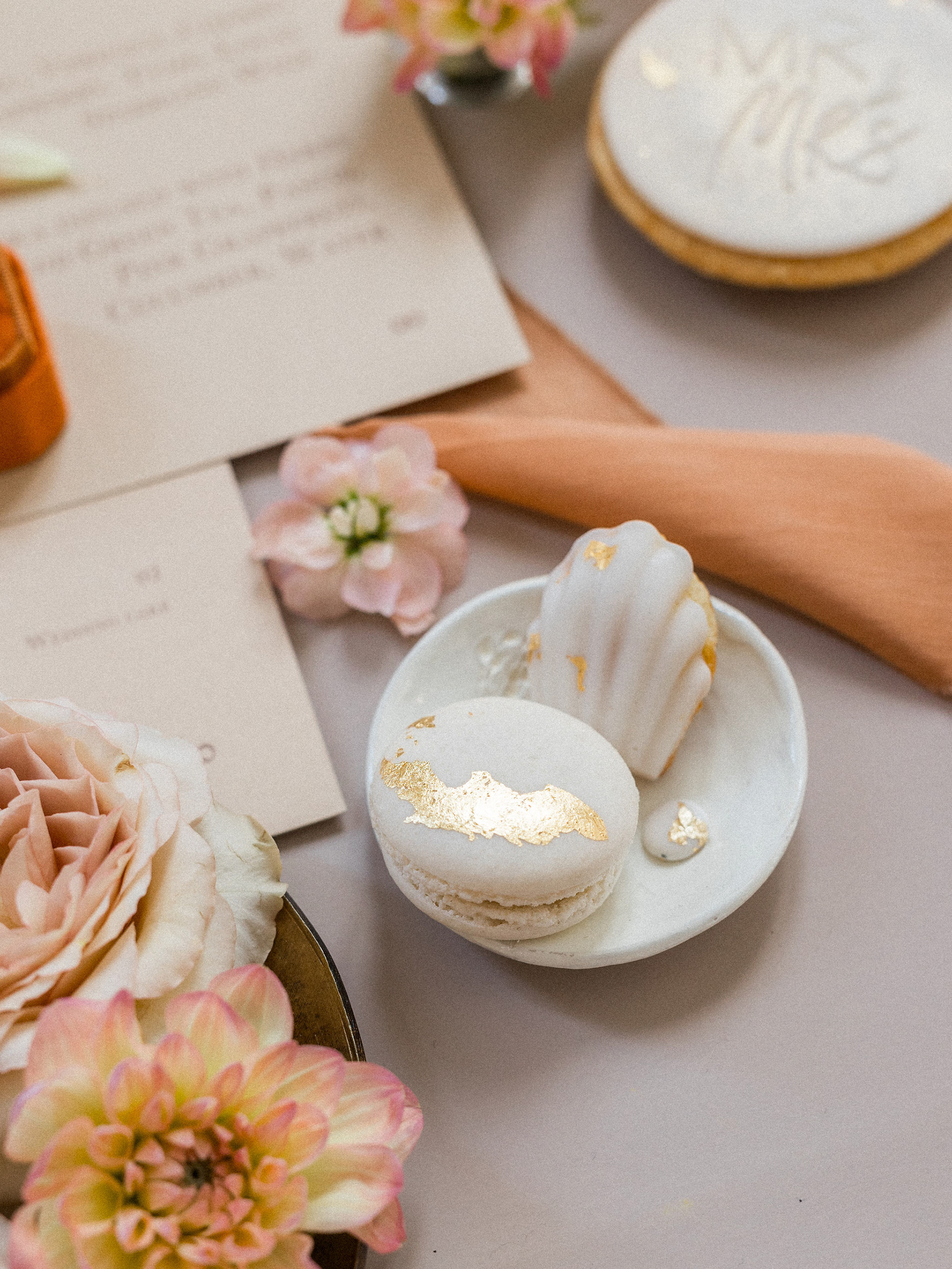ECRIN FAIT-MAIN /: FEUILLE D'OR // CREATION D'UN SET DE PAPETERIE DE MARIAGE MODERNE ET ELEGANT // PAPIER DE CREATION // IMPRESSION DUPLEX PAPIER DE CREATIONS ECRIN FAIT MAIN papier de creation et feuille d'or DA ET FLORAL DESIGN @veroniquelorre I photo @audelucas.weddingphotography I I Mignardises @madeleinesetmacarons I @hotelchaismonnetandspa I