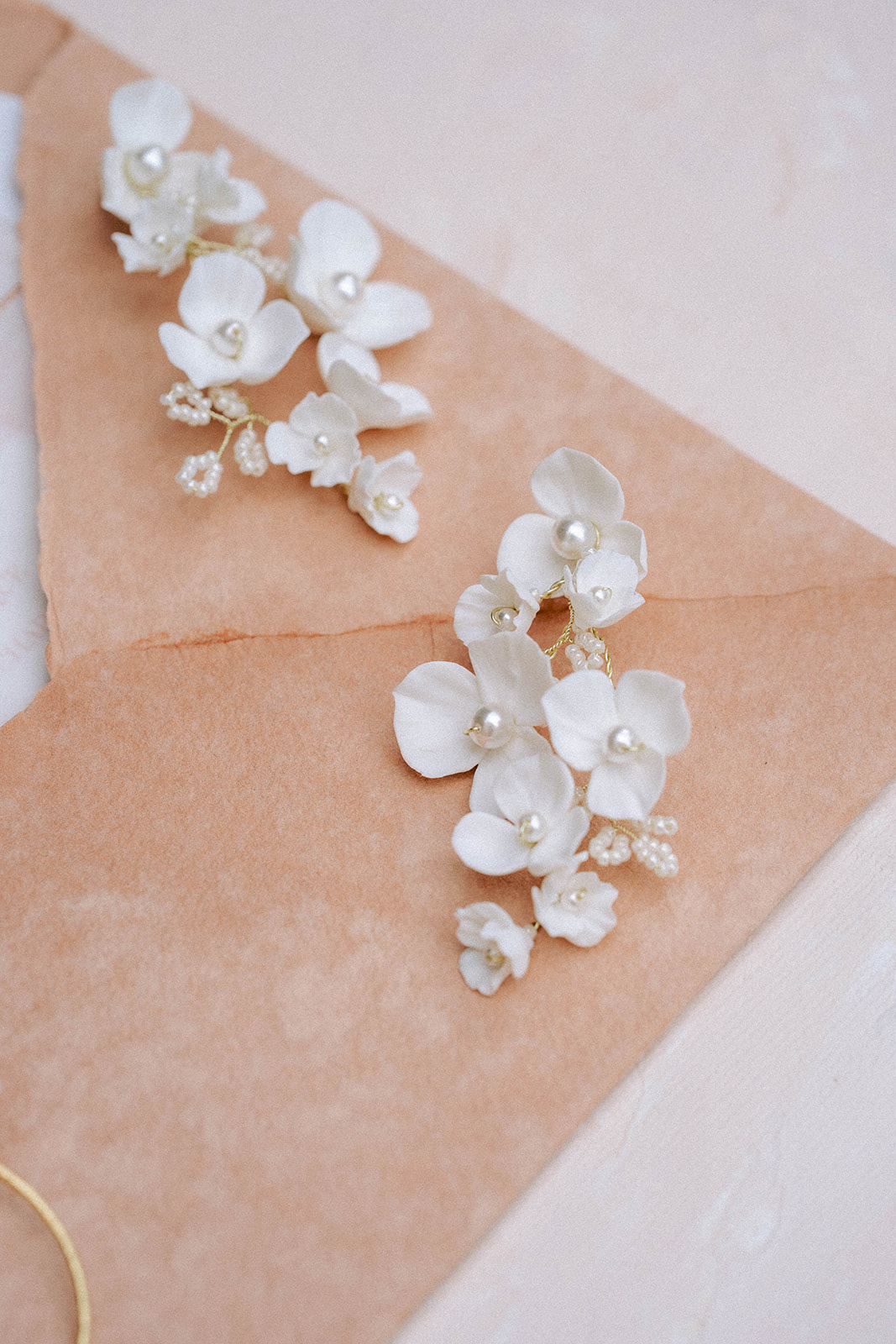 PAPETERIE DE MARIAGE // DESIGN AND PAPIER PUR COTON FAIT MAIN // ENVELOPPE FAIT MAIN // CALQUE ILLUSTRÉ D'UN OLIVIER // Photo @vivienmalagnat II Bijoux et flatlay par @sohelo_bijouxmariage