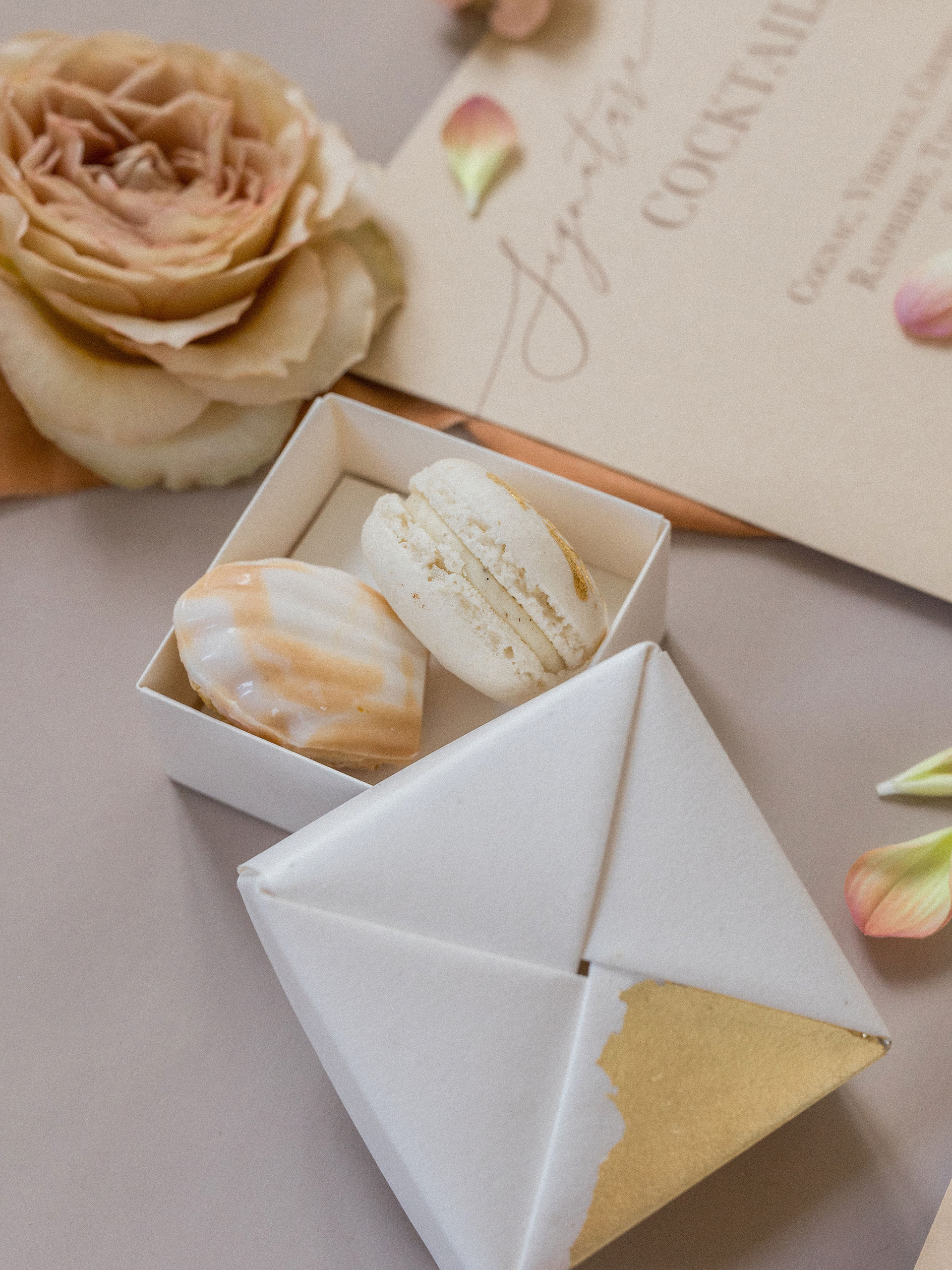 ECRIN FAIT-MAIN /: FEUILLE D'OR // CREATION D'UN SET DE PAPETERIE DE MARIAGE MODERNE ET ELEGANT // PAPIER DE CREATION // IMPRESSION DUPLEX PAPIER DE CREATIONS ECRIN FAIT MAIN papier de creation et feuille d'or DA ET FLORAL DESIGN @veroniquelorre I photo @audelucas.weddingphotography I I Mignardises @madeleinesetmacarons I @hotelchaismonnetandspa I